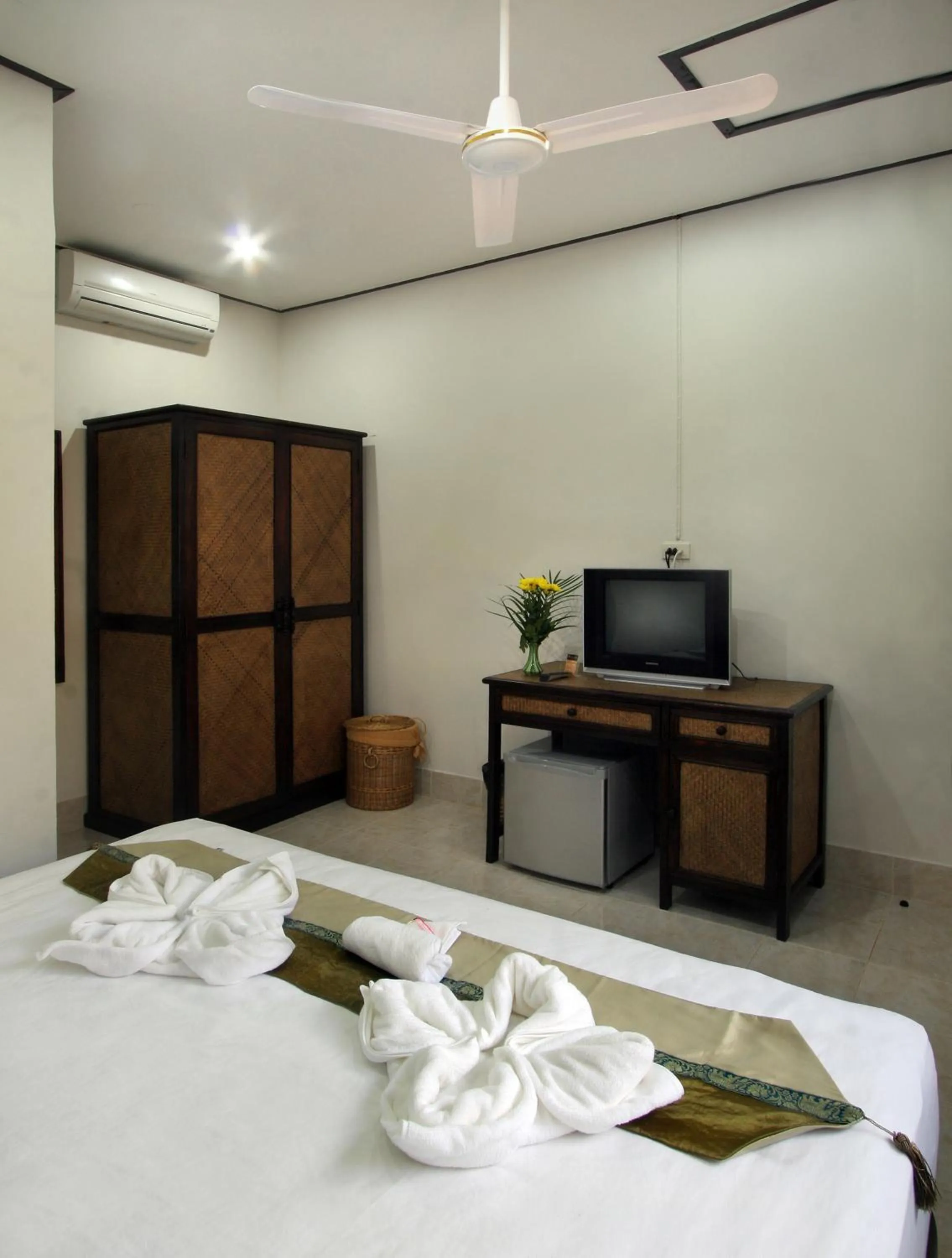 Bedroom, Bed in Karon Pool Hotel