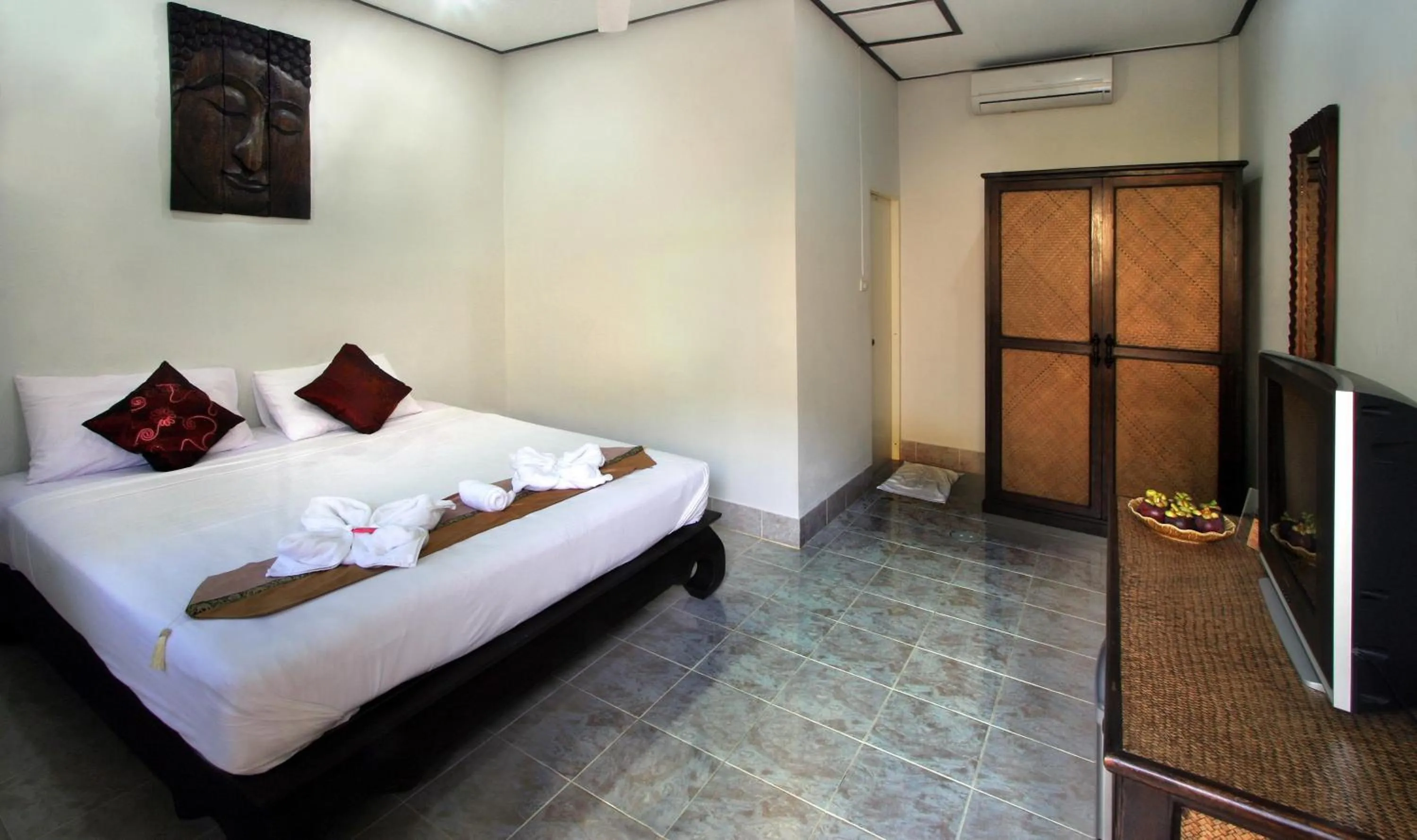 Bedroom, Bed in Karon Pool Hotel