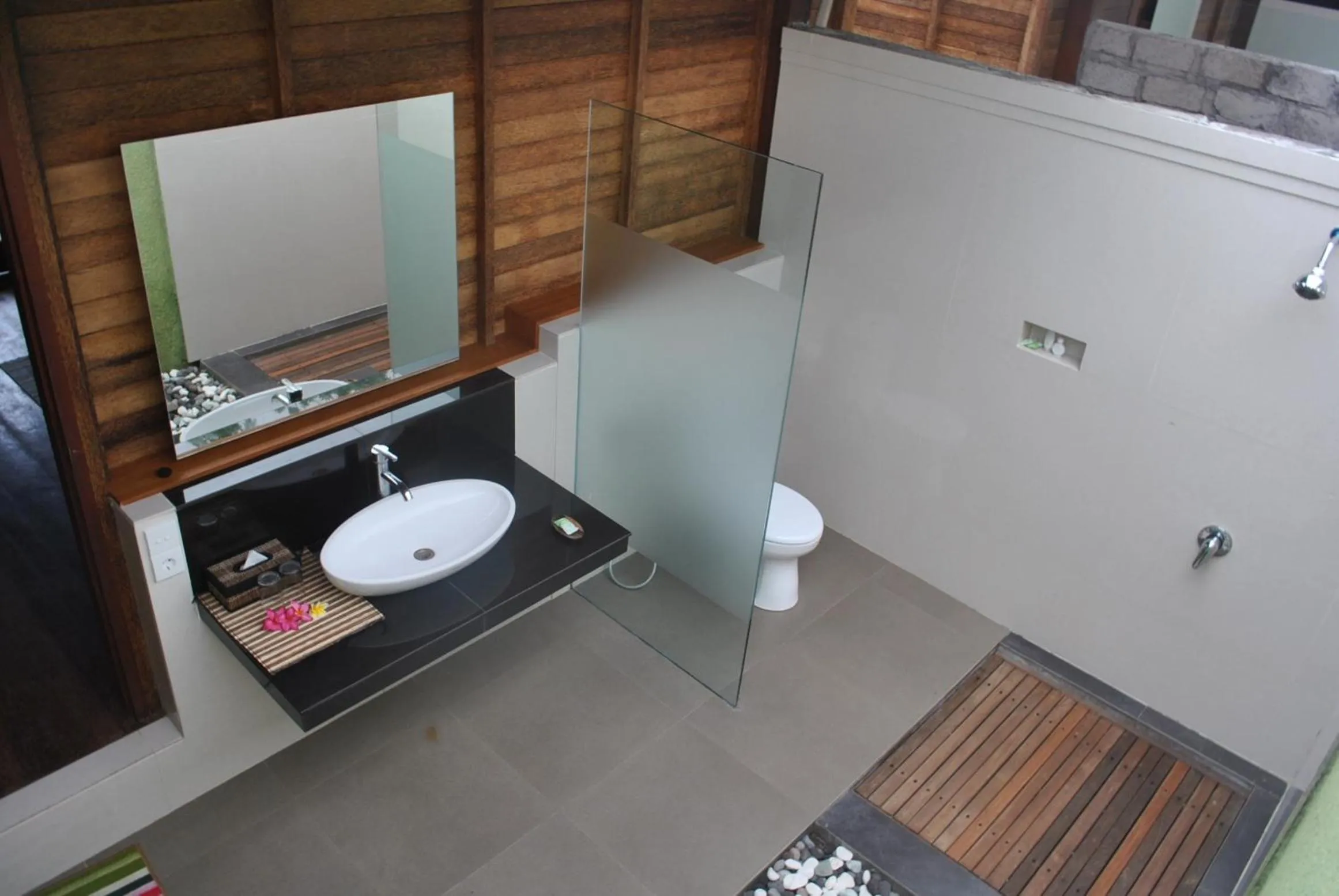 Shower in Kencana Garden