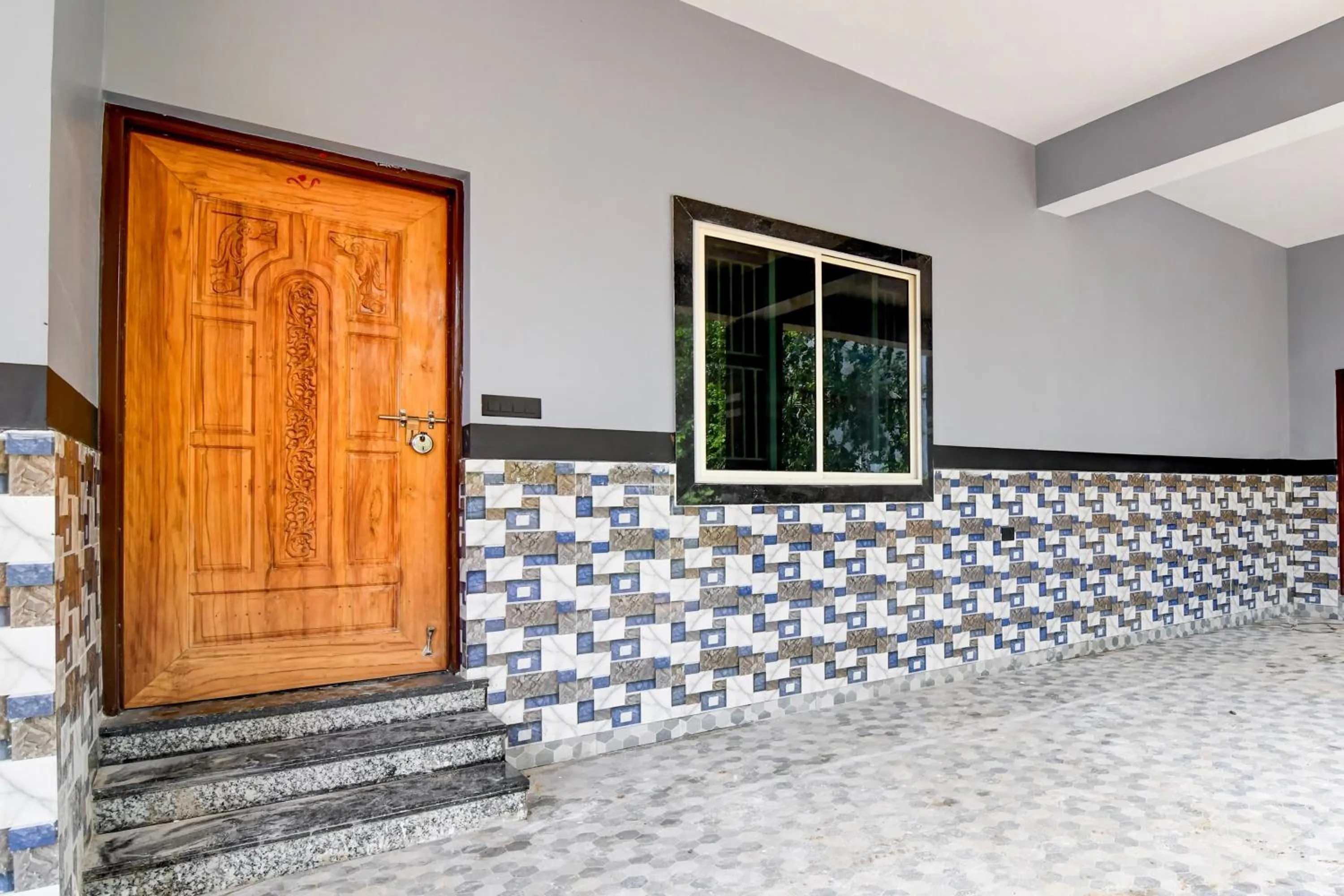 Facade/entrance in Super Hotel O MNJ Mansion