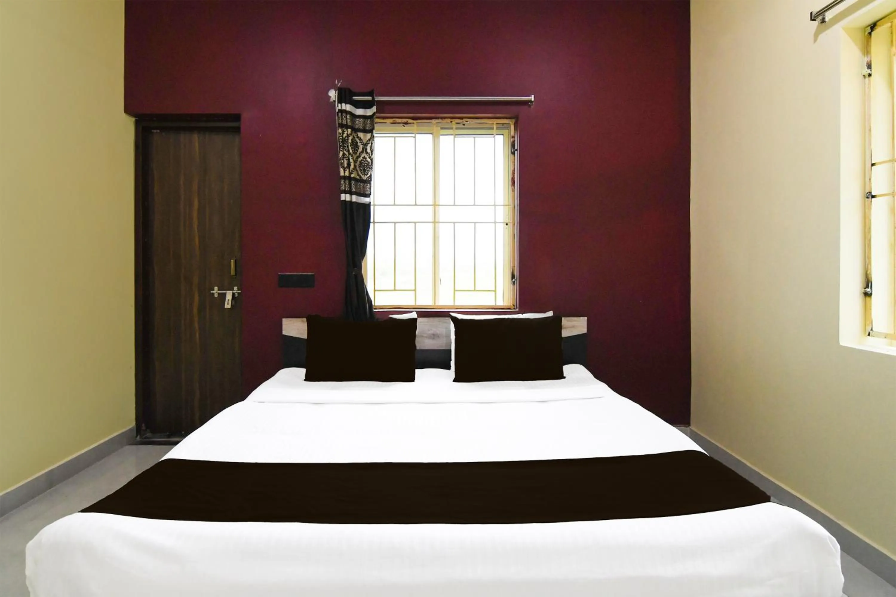 Bedroom, Bed in Super Hotel O MNJ Mansion