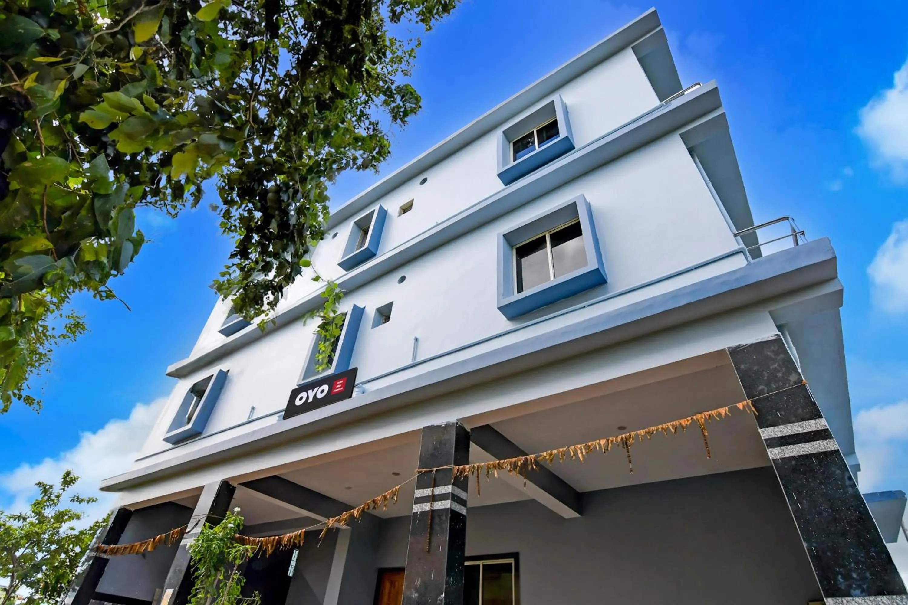 Facade/entrance in Super Hotel O MNJ Mansion