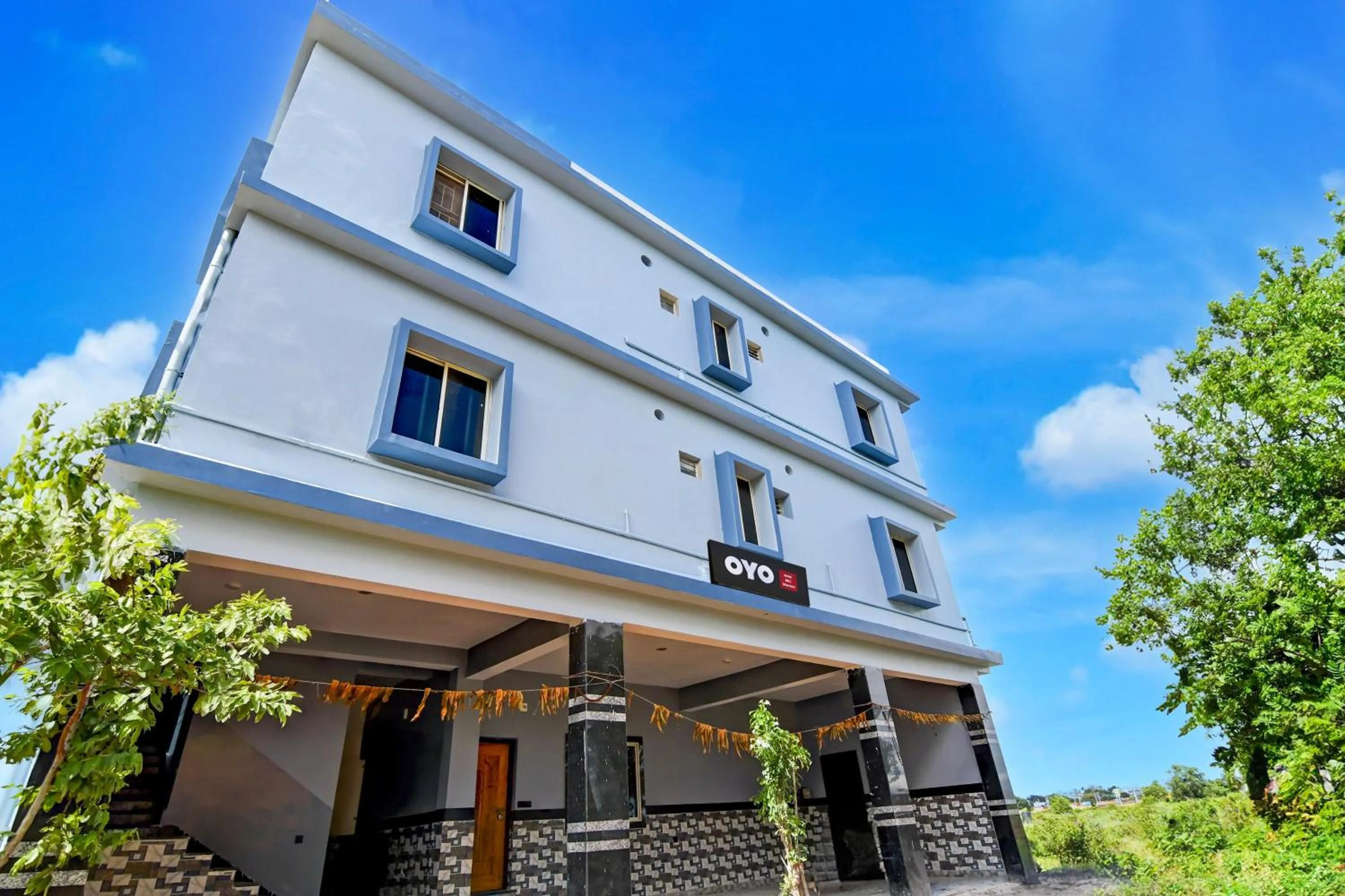 Facade/entrance in Super Hotel O MNJ Mansion