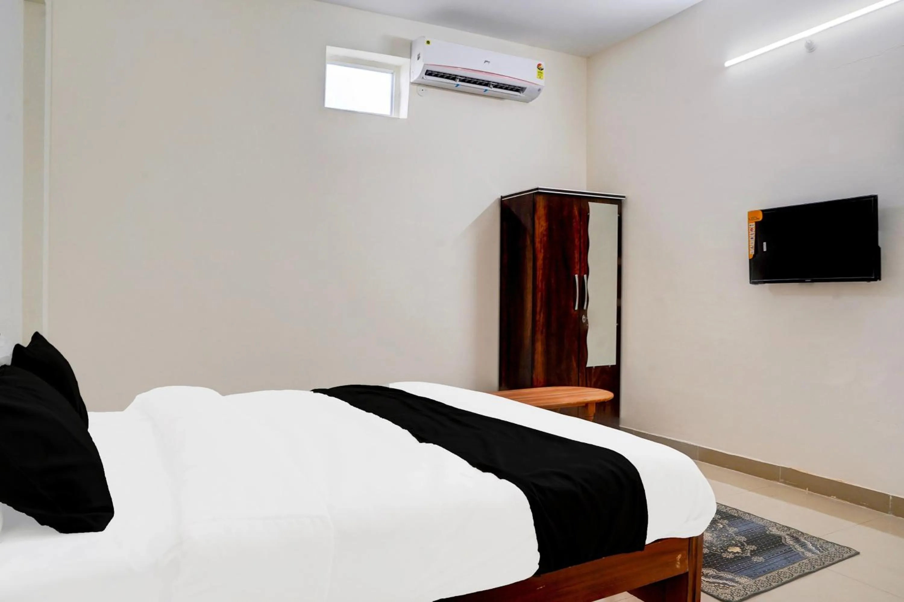 Bedroom, Bed in Hotel O MAZENTA PALACE