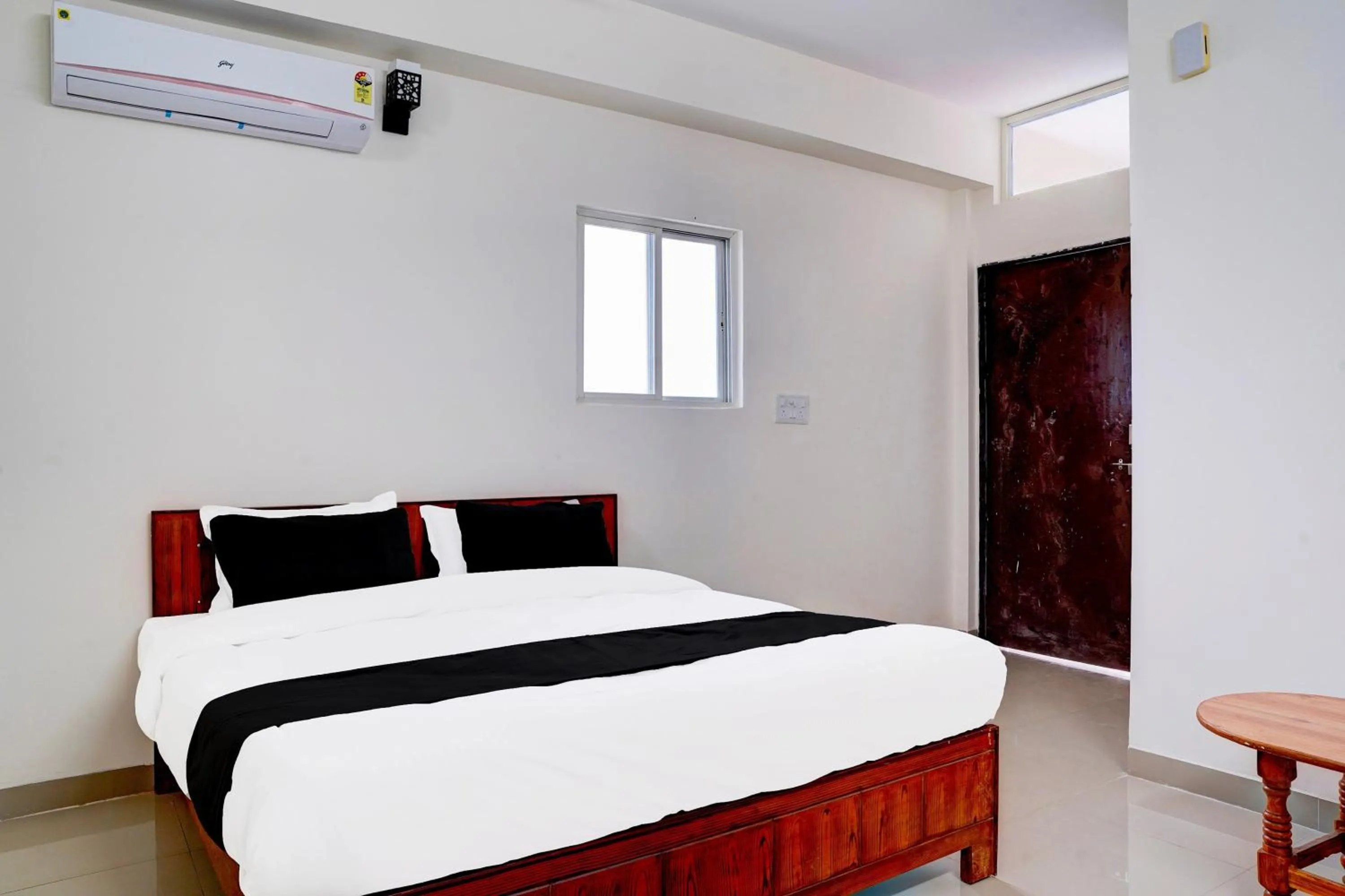 Bedroom, Bed in Hotel O MAZENTA PALACE