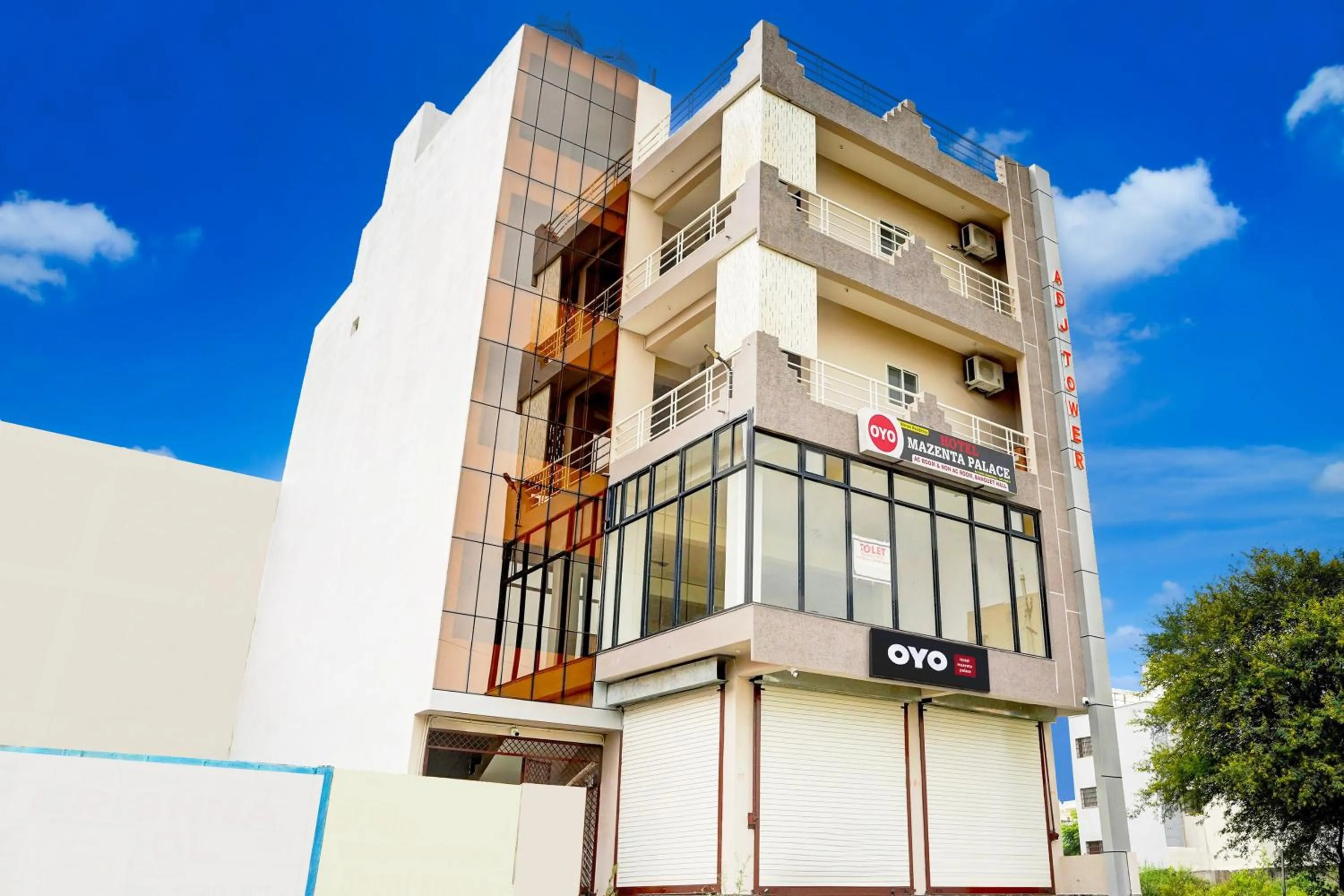 Facade/entrance in Hotel O MAZENTA PALACE
