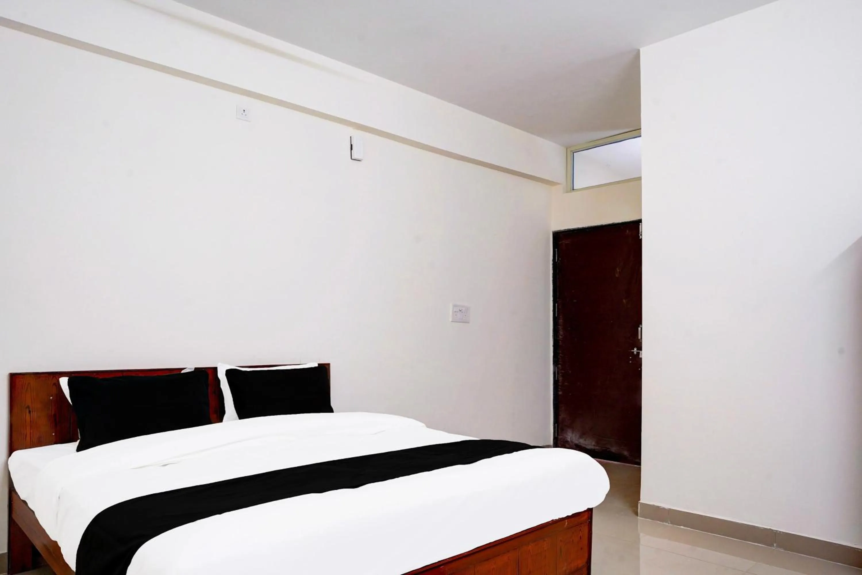 Bedroom, Bed in Hotel O MAZENTA PALACE