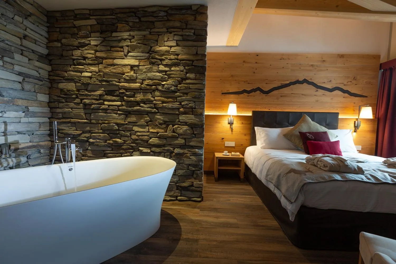 Hot Tub, Bed in Mont Chalet Nevada - Hotel & Spa