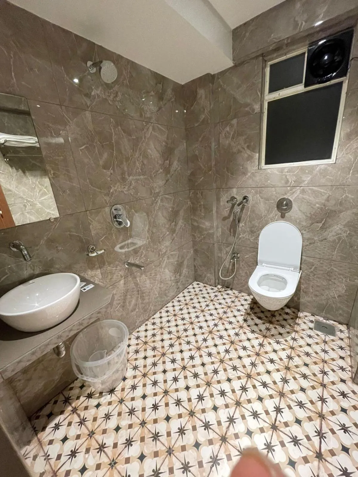 Shower in Hotel The West Coast