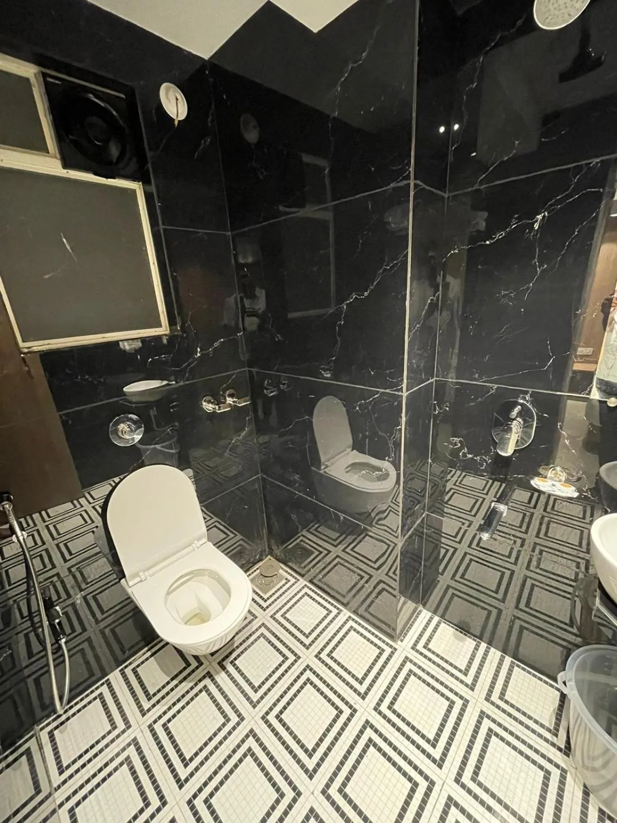 Shower in Hotel The West Coast