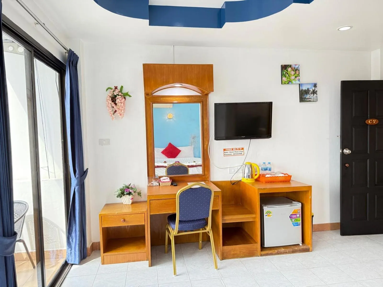 Communal lounge/ TV room in Heaven House Restro & Bar