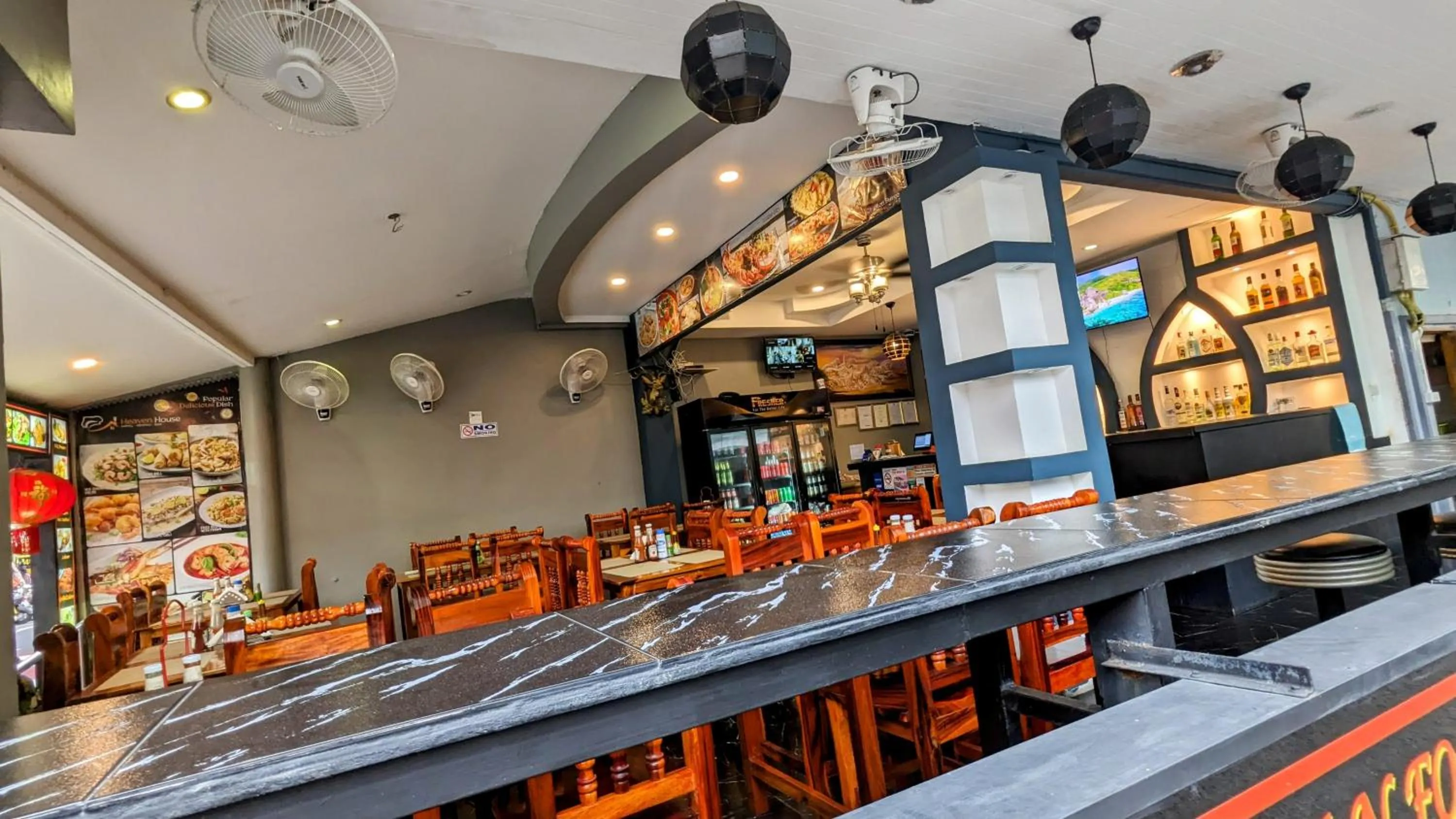 Restaurant/places to eat in Heaven House Restro & Bar