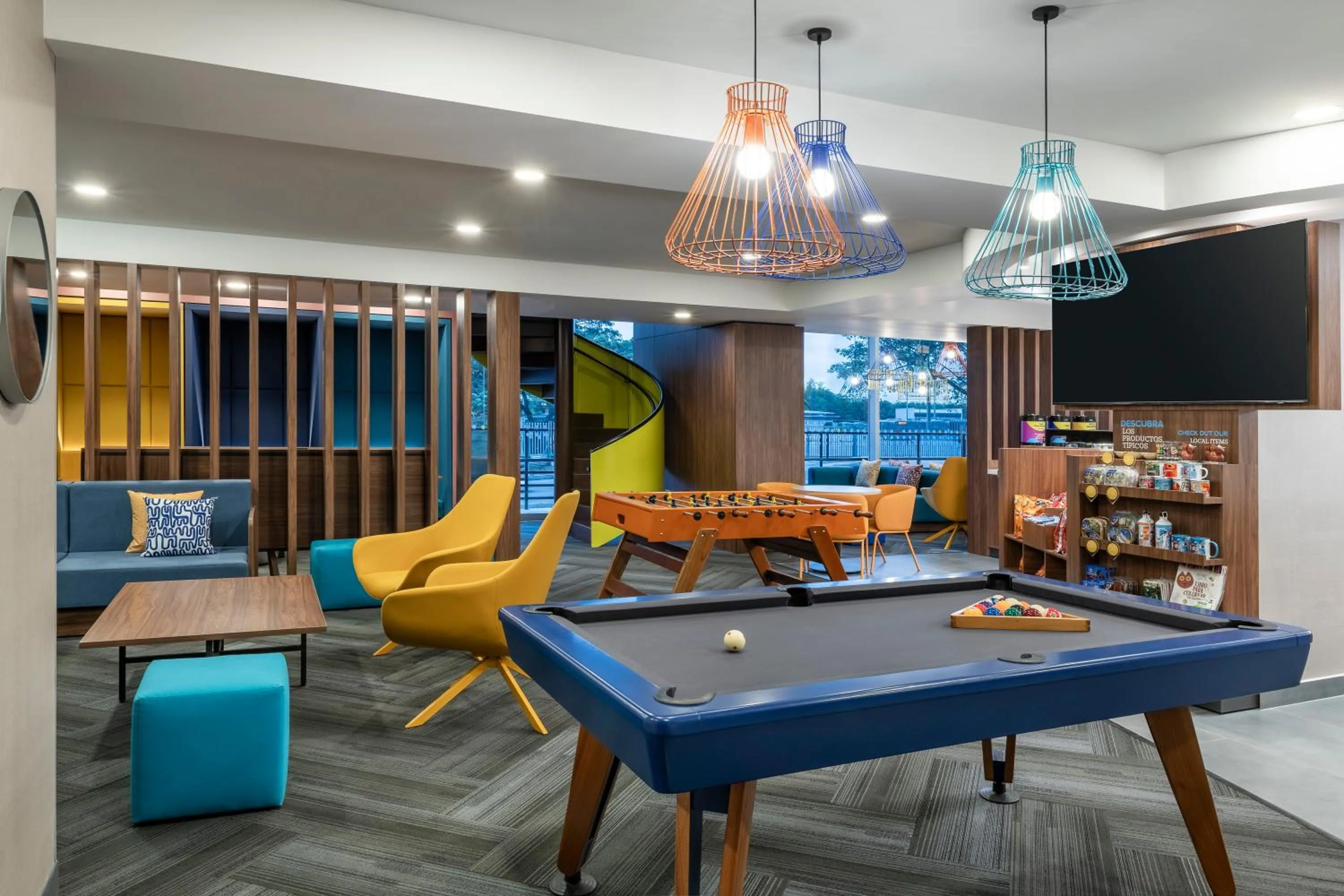 Communal lounge/ TV room in Tru By Hilton Cali Sur