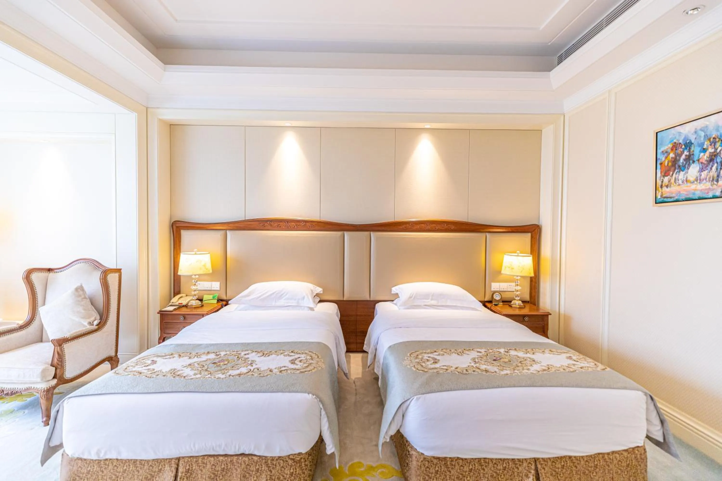 Bed in Nanjing Dongjiao State Guesthouse