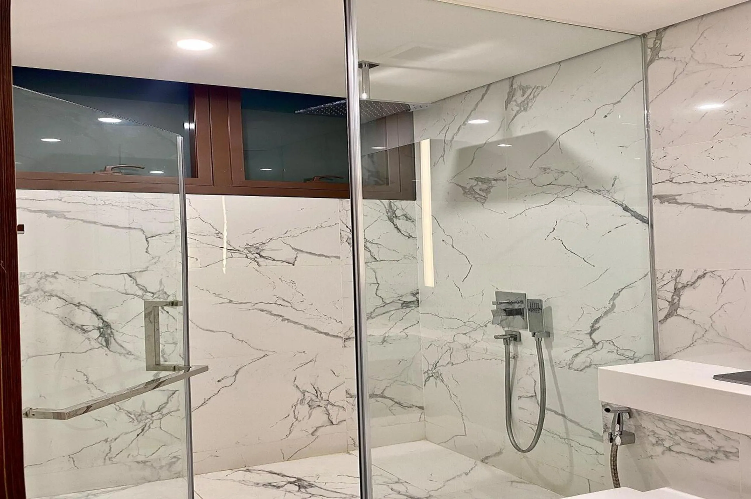 Shower in The Metropole - Horizon View Riverside D2