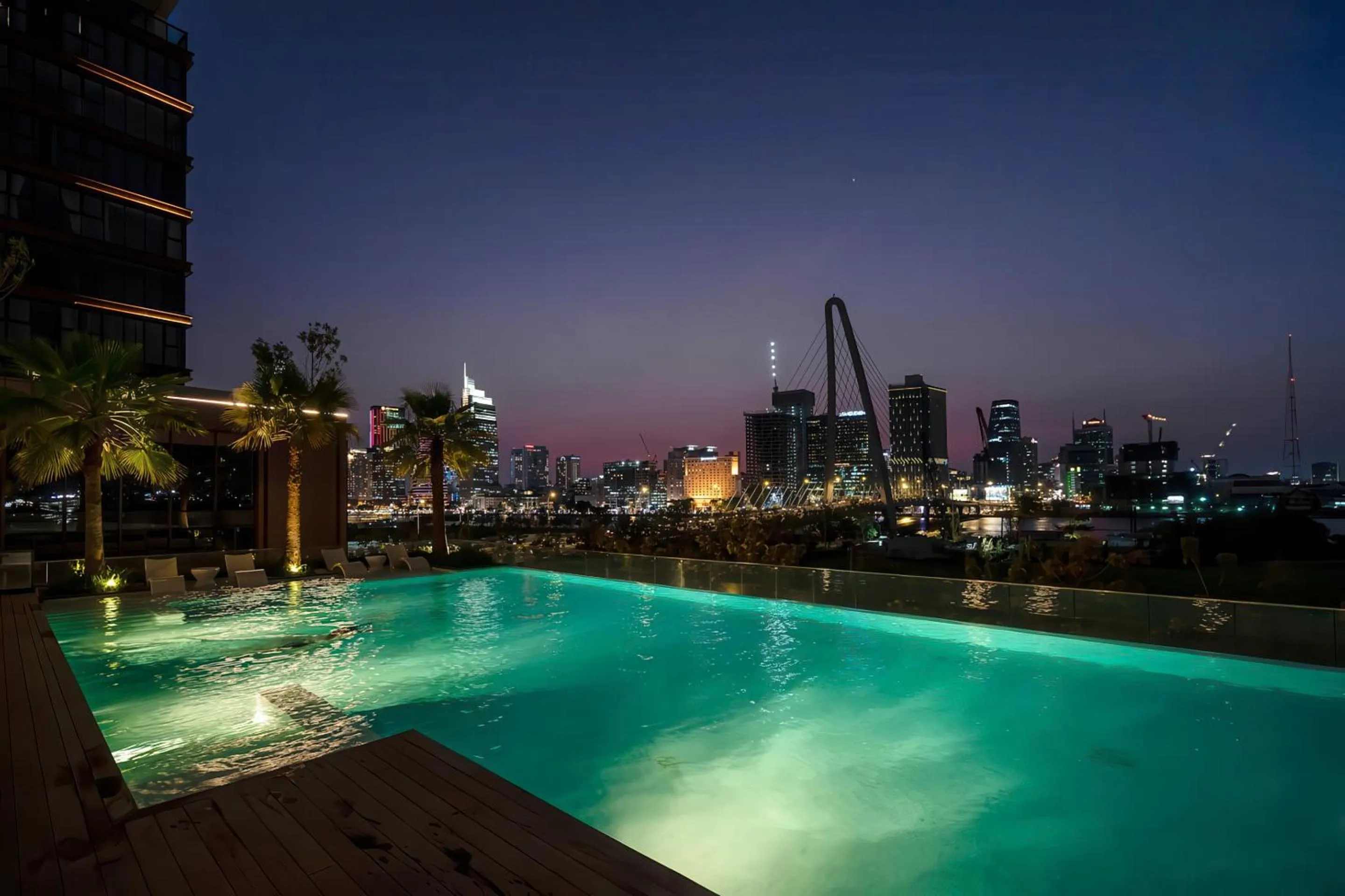 Night in The Metropole - Horizon View Riverside D2