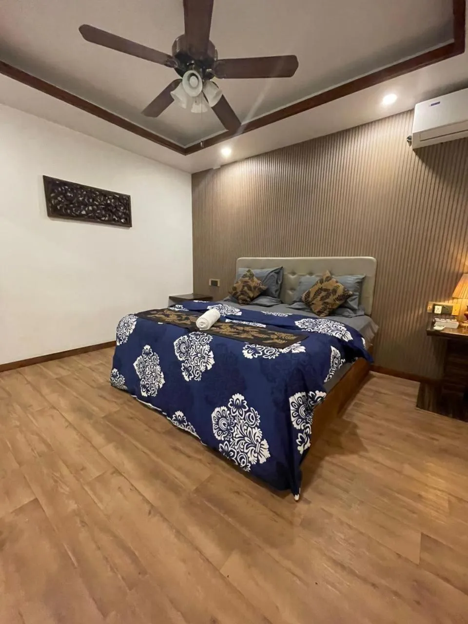 Bed in Himeyn Beach Inn - Ocho Homes by Eight Continents