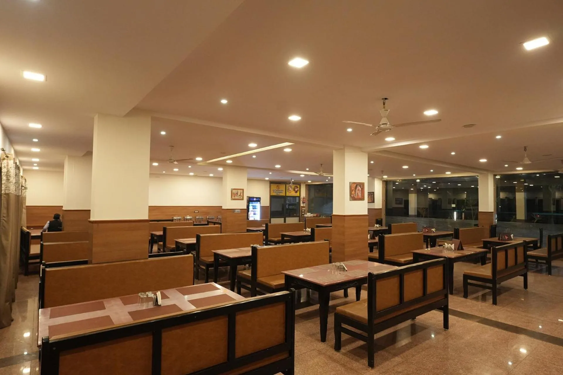 Restaurant/places to eat in Hotel White Lotus at Ratanpur border