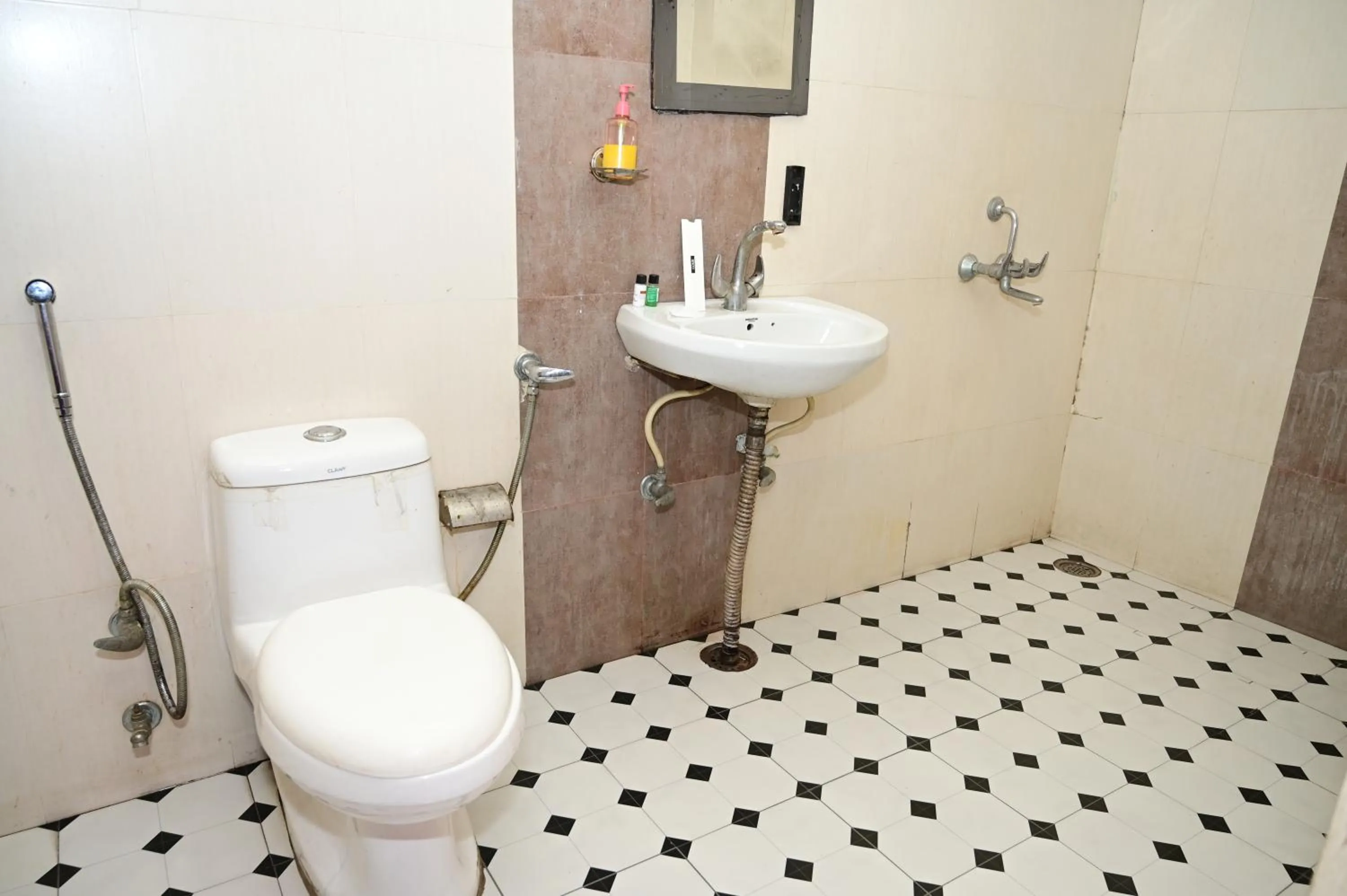 Toilet in Hotel Krishna Pride