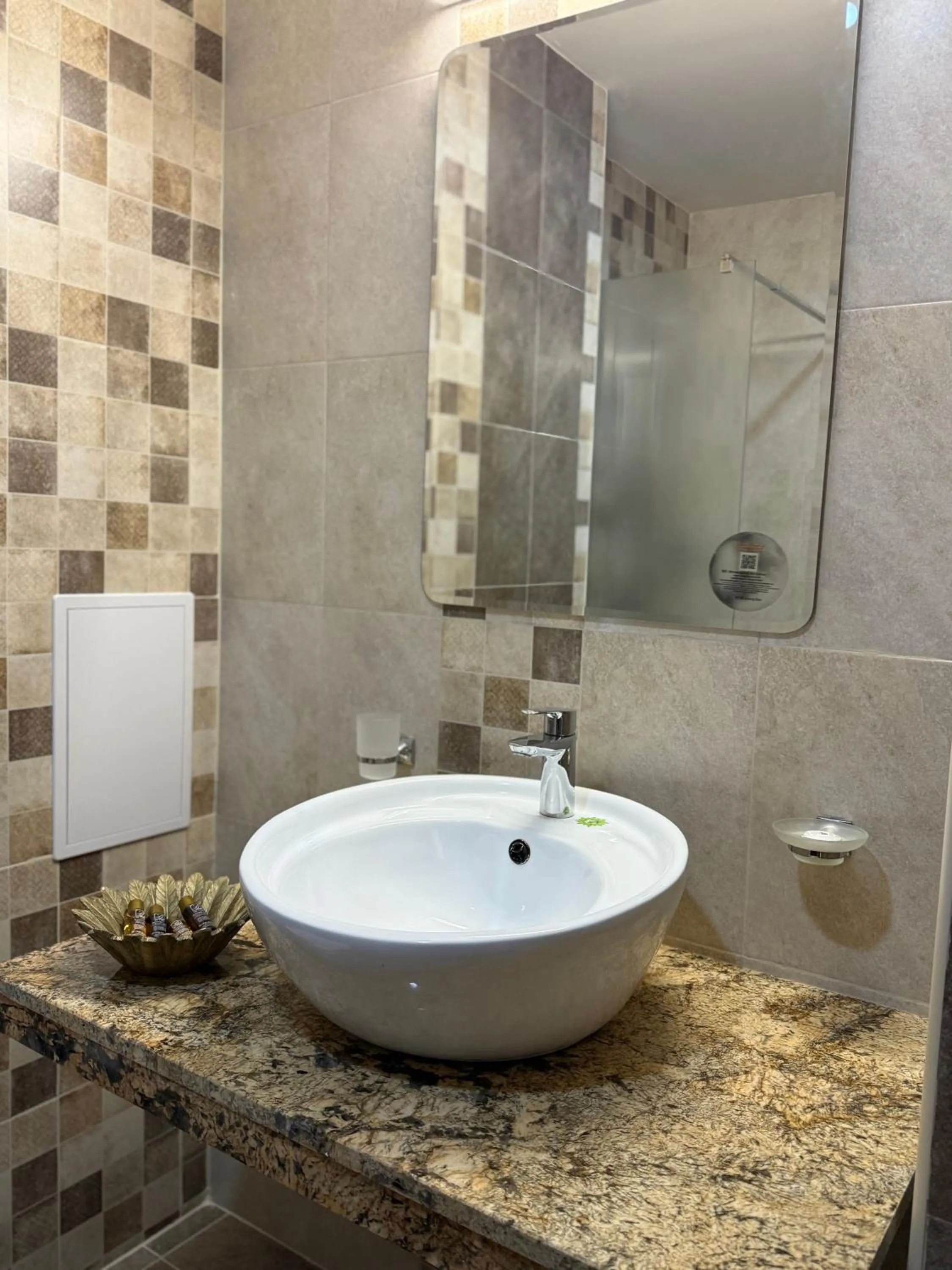 Shower in City Plaza