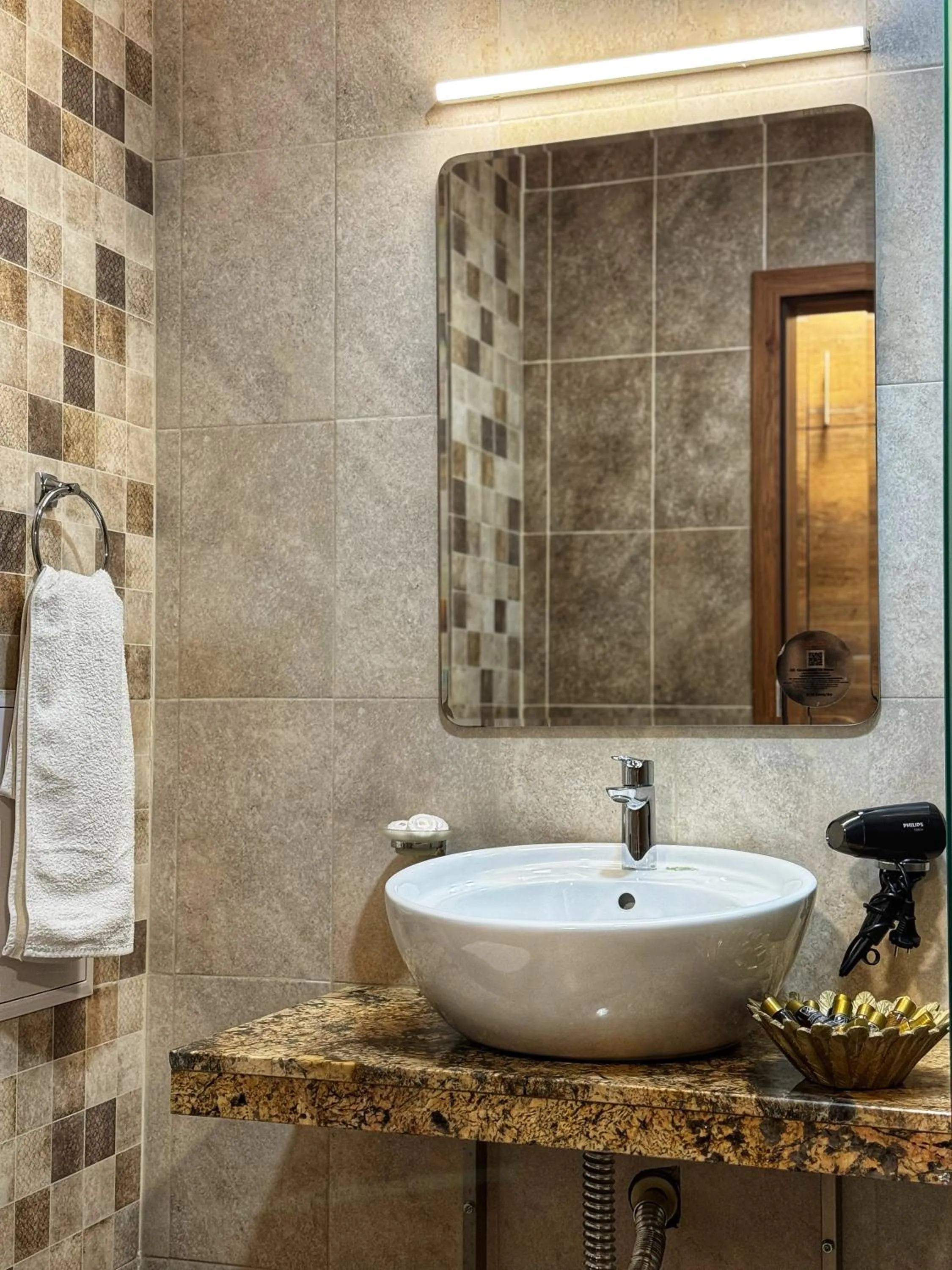 Shower in City Plaza