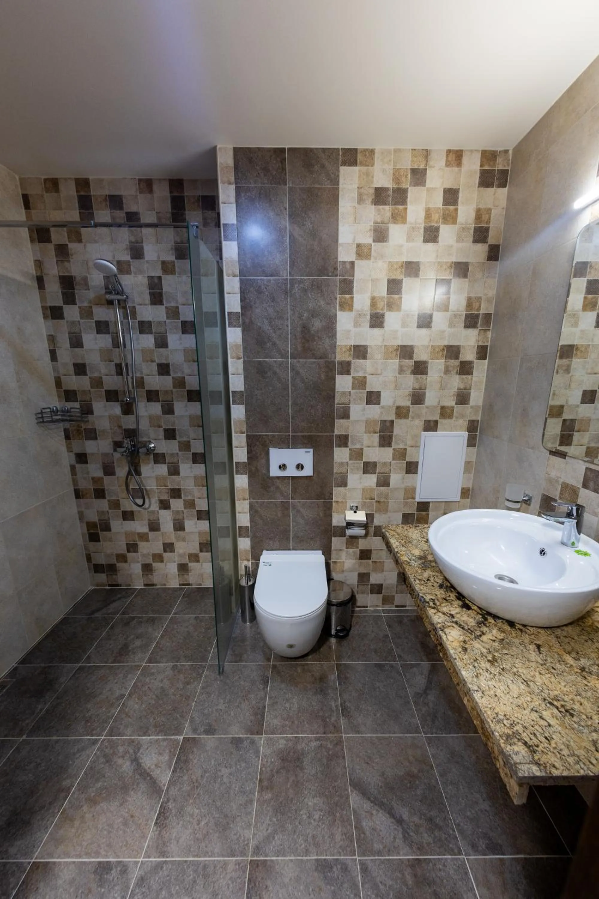 Shower in City Plaza