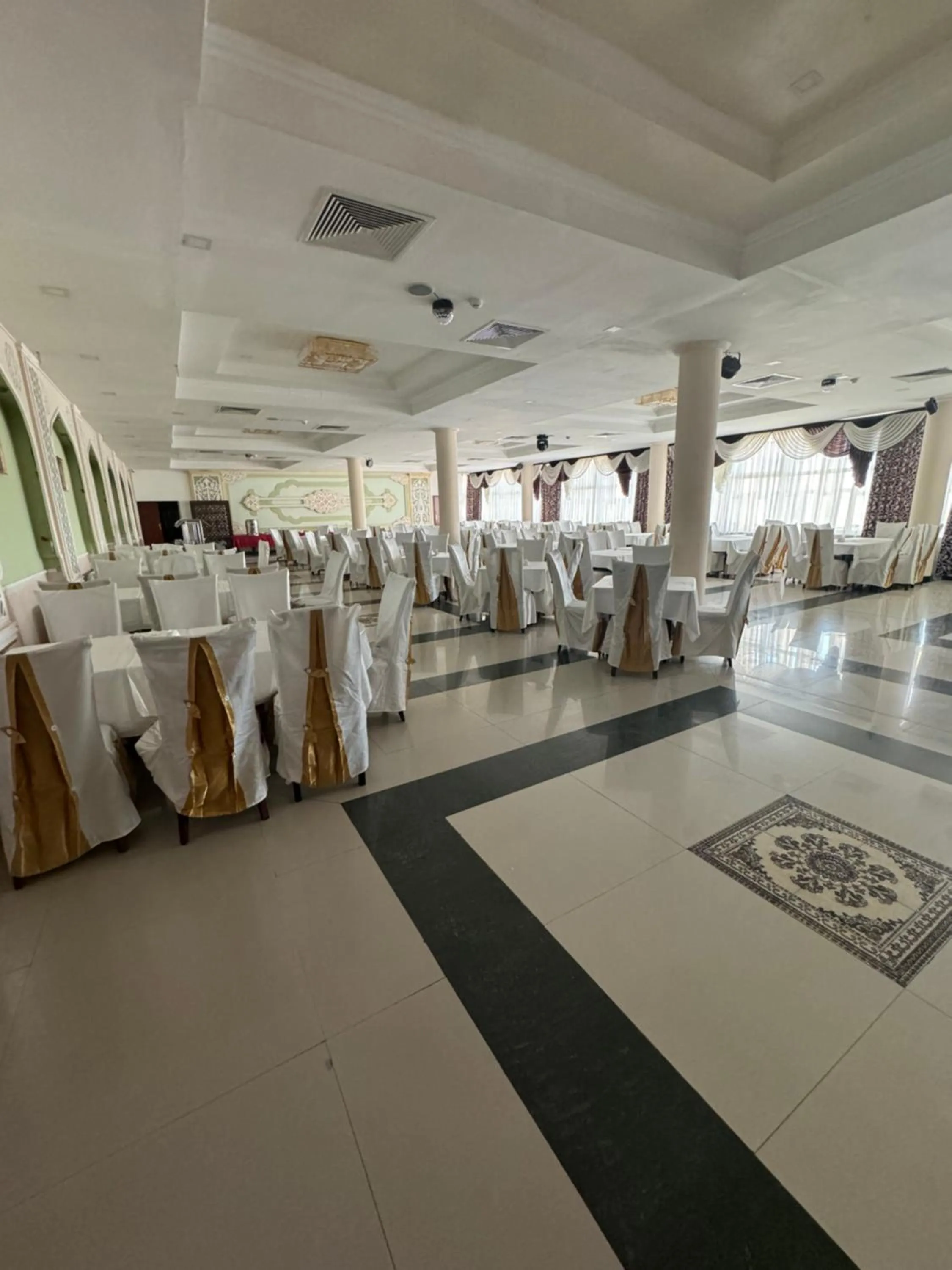 Restaurant/places to eat in Hotel Grand Bukhara