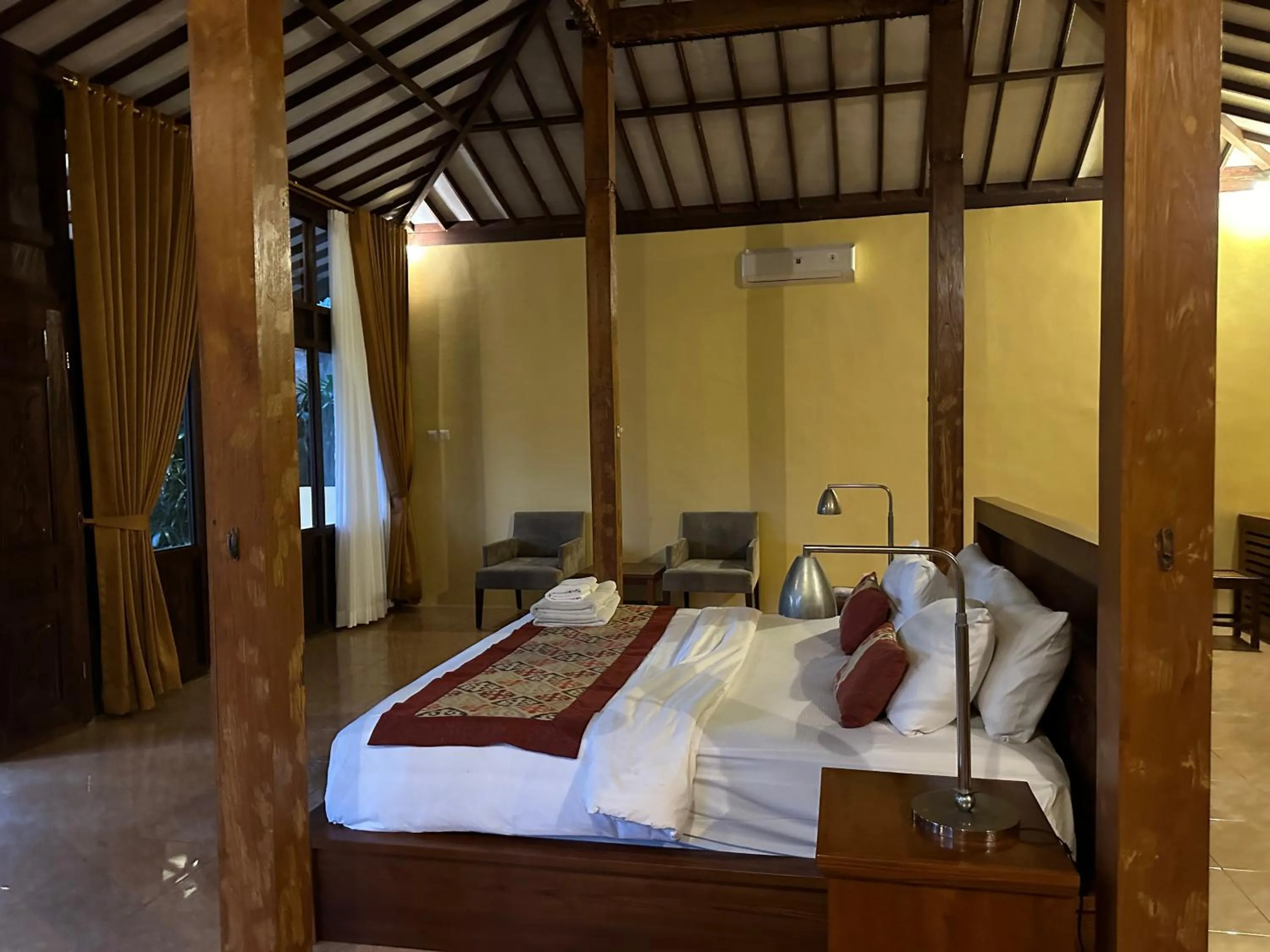 Photo of the whole room, Bed in Kampoeng Joglo Abangan Ubud