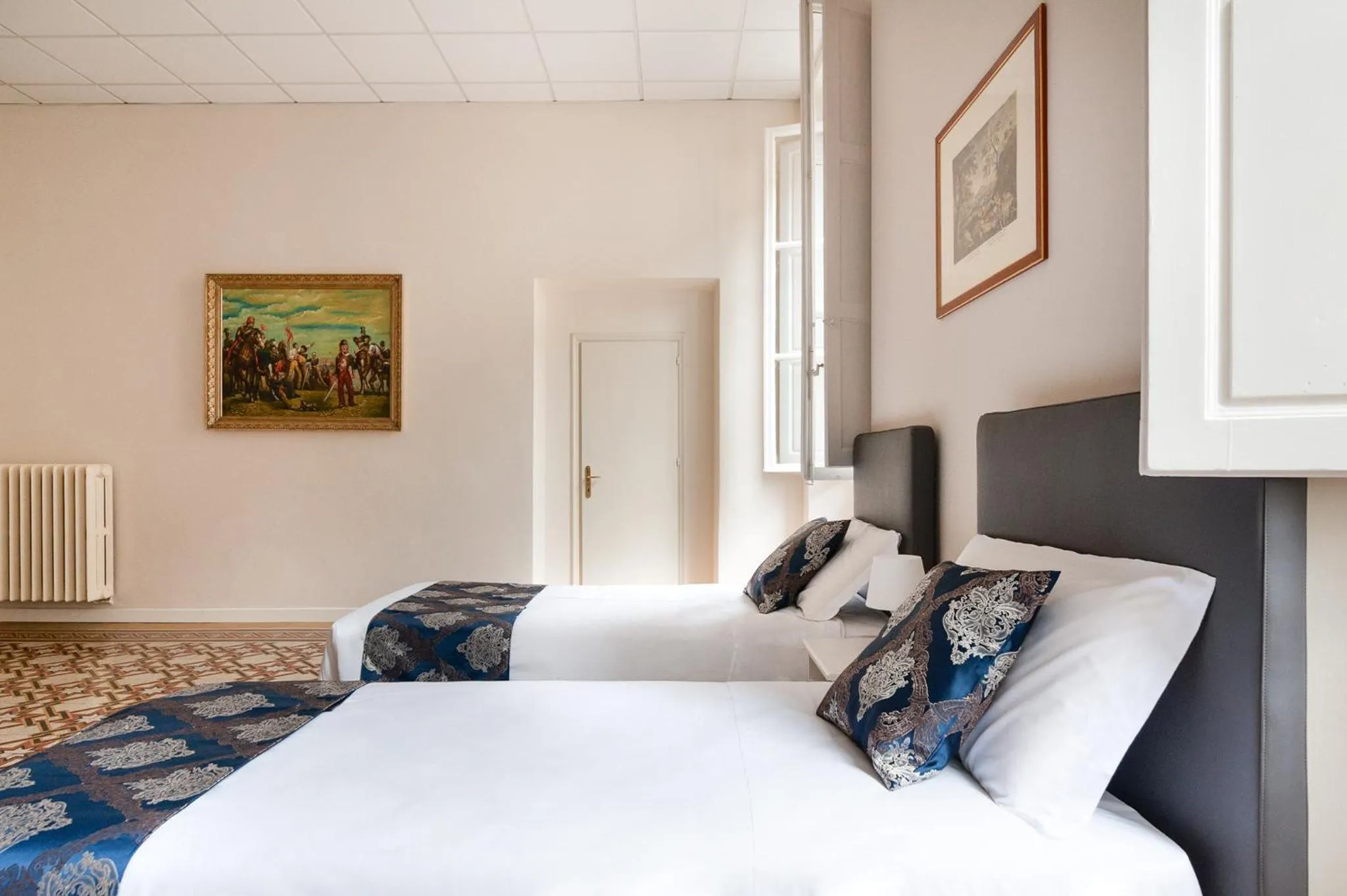 Photo of the whole room, Bed in Hotel St. James