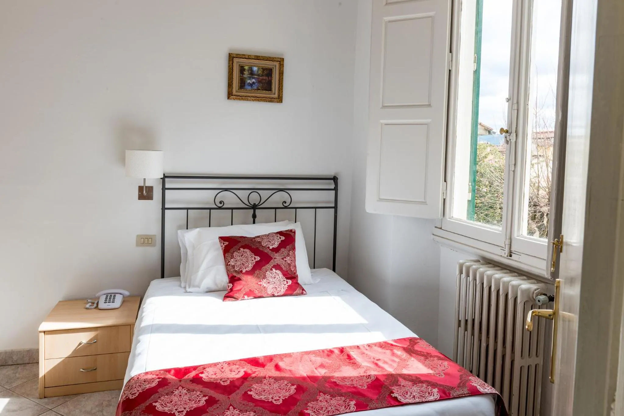 Photo of the whole room, Bed in Hotel St. James