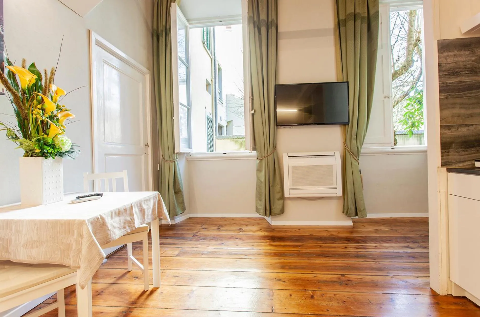 Photo of the whole room in Hotel St. James