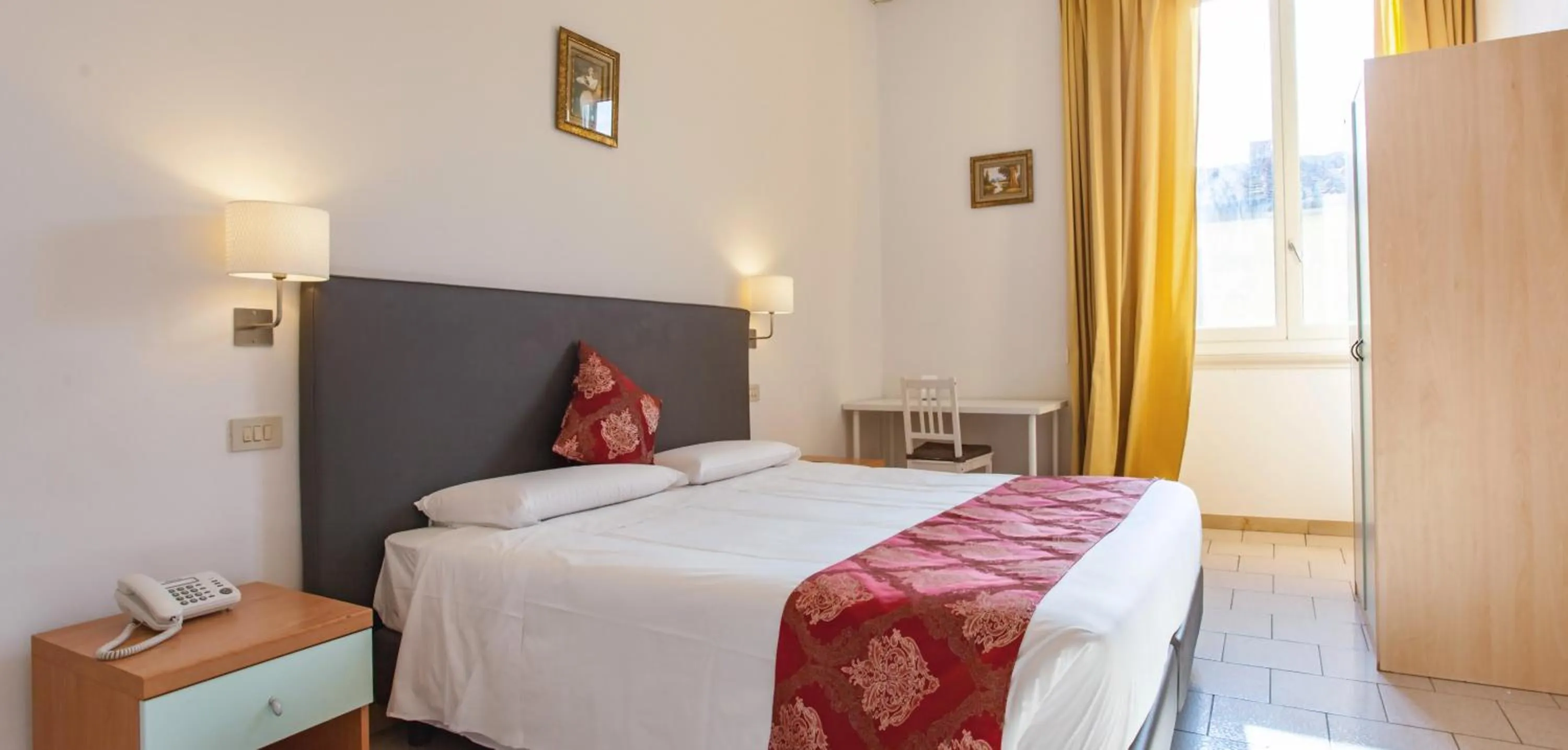 Photo of the whole room, Bed in Hotel St. James