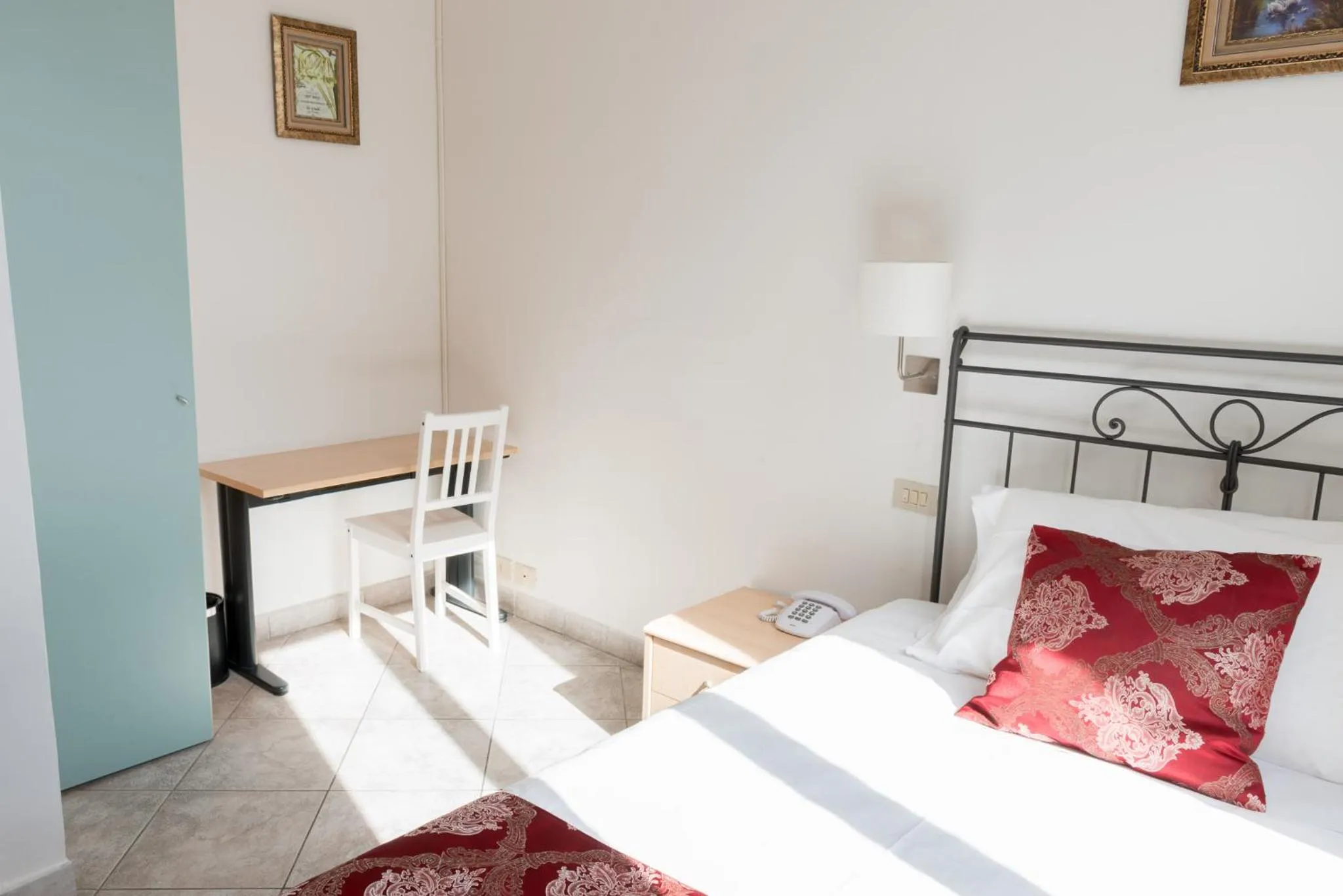 Photo of the whole room, Bed in Hotel St. James