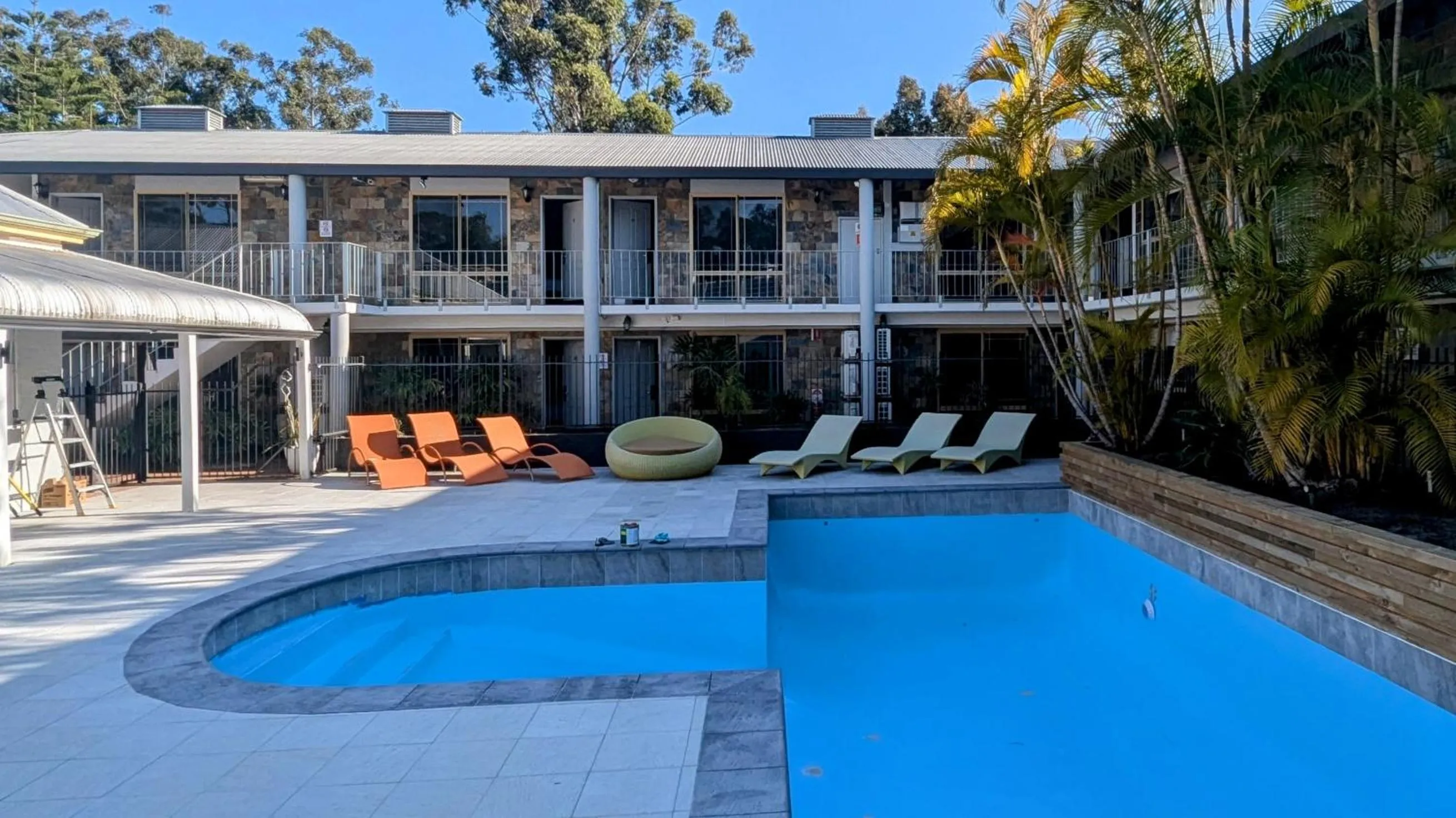 Swimming pool in The Swan Valley Hotel