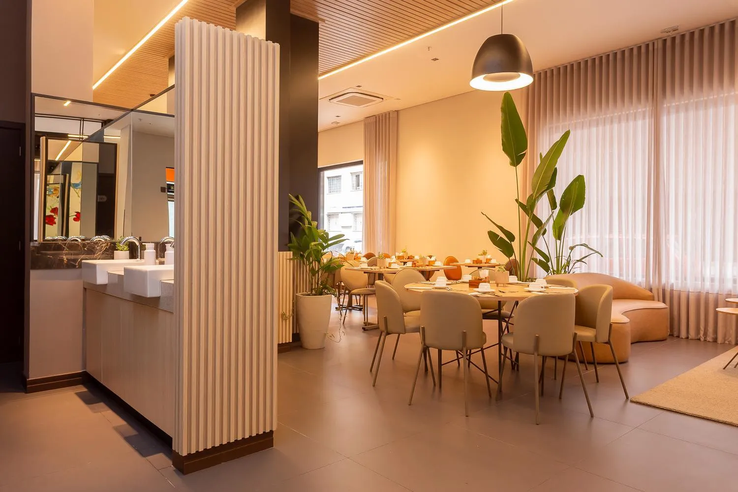 Restaurant/places to eat in Hotel Roochelle Convention By Nobile