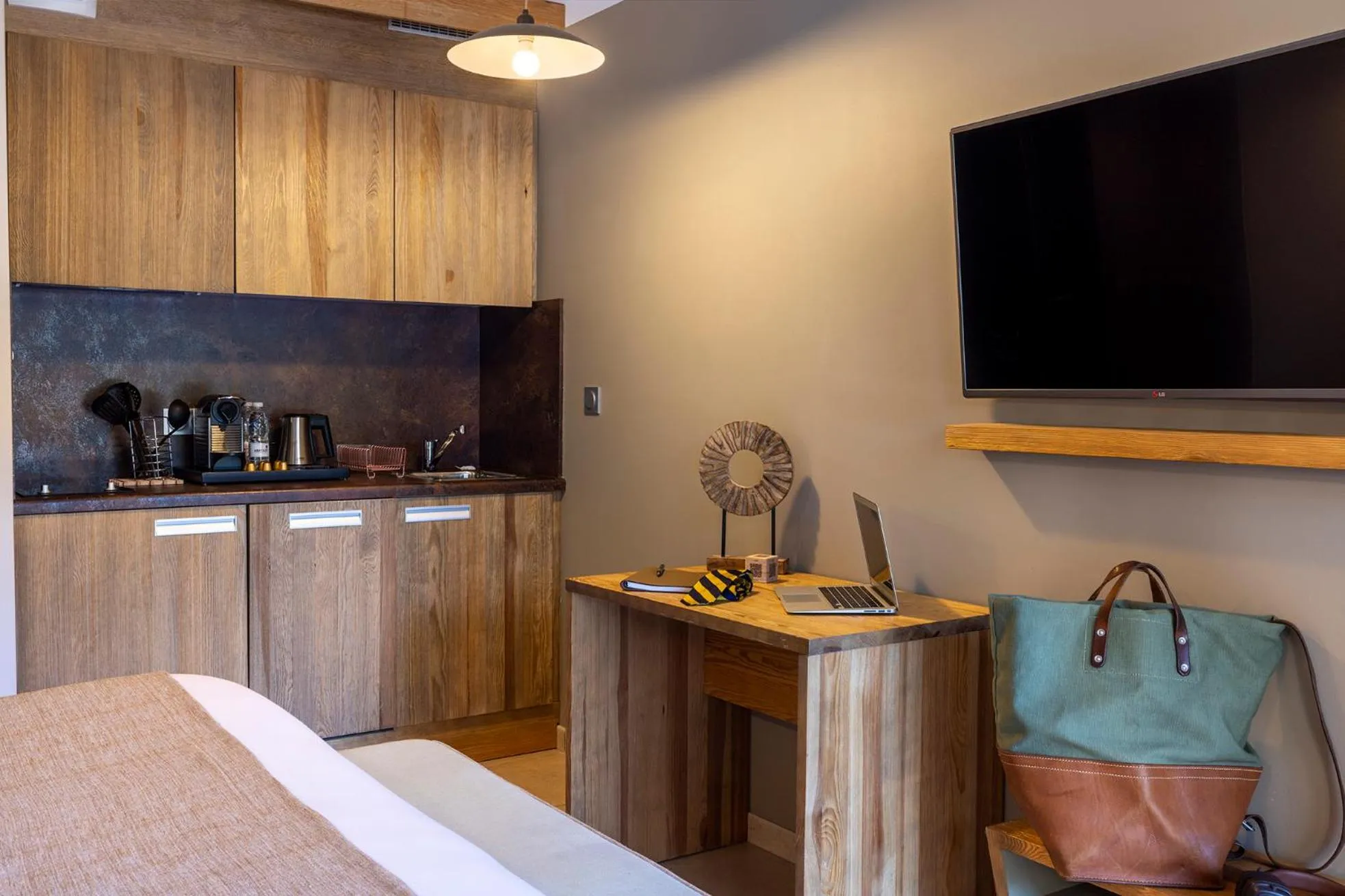 Coffee/tea facilities, Bed in Domaine du Ferret Restaurant & Spa