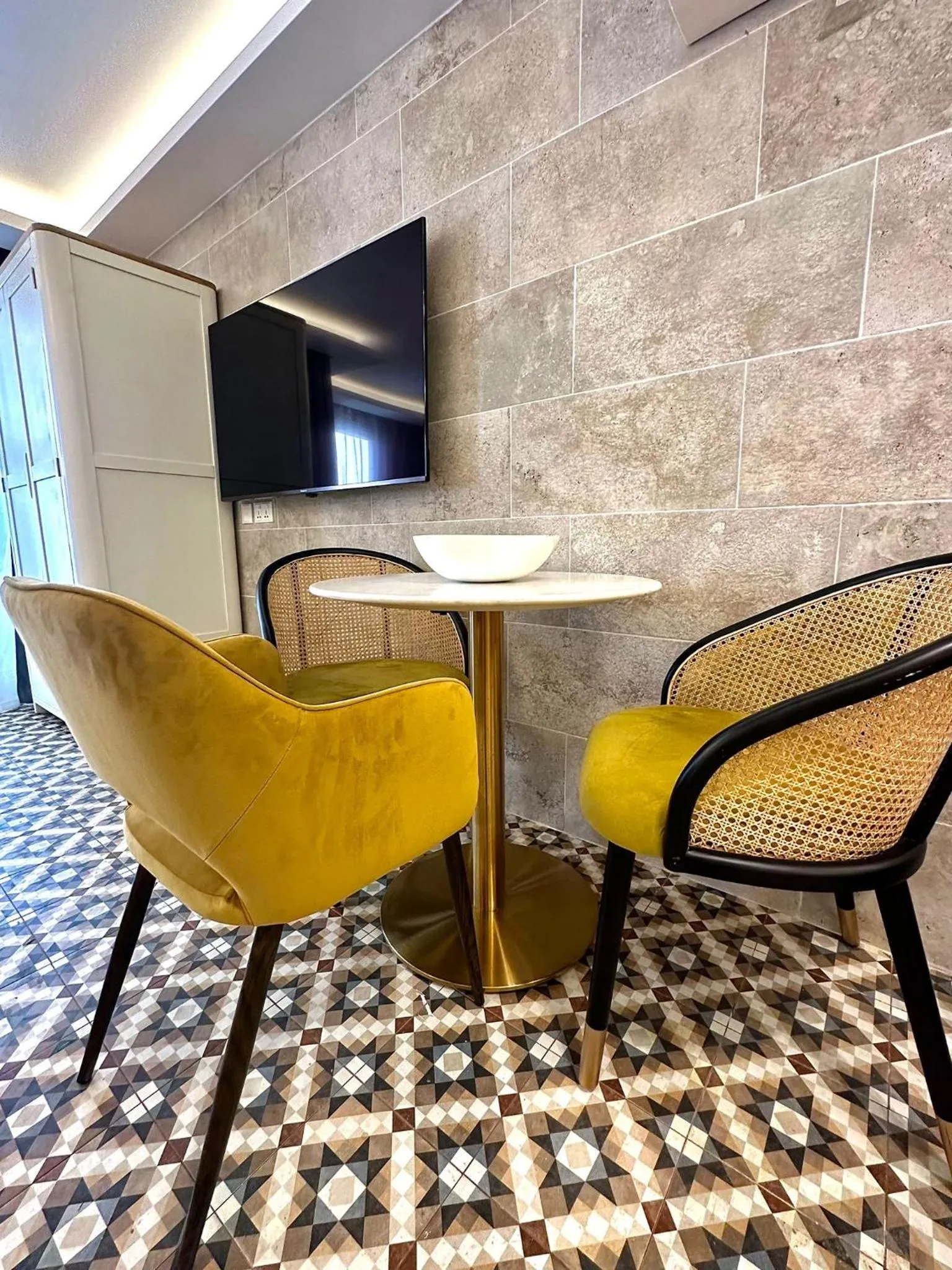 TV and multimedia in Balcony Hotel