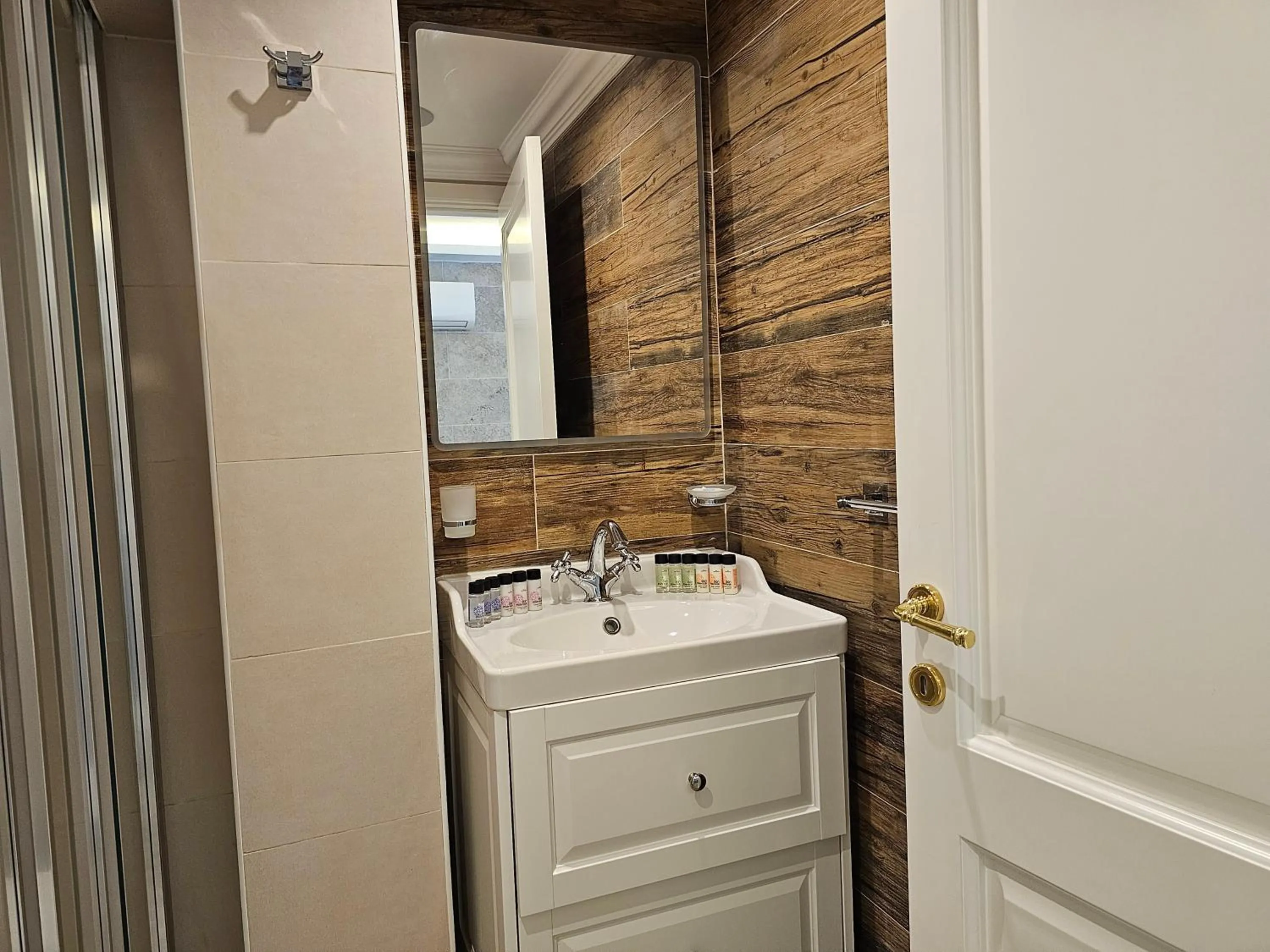 Bathroom in Balcony Hotel