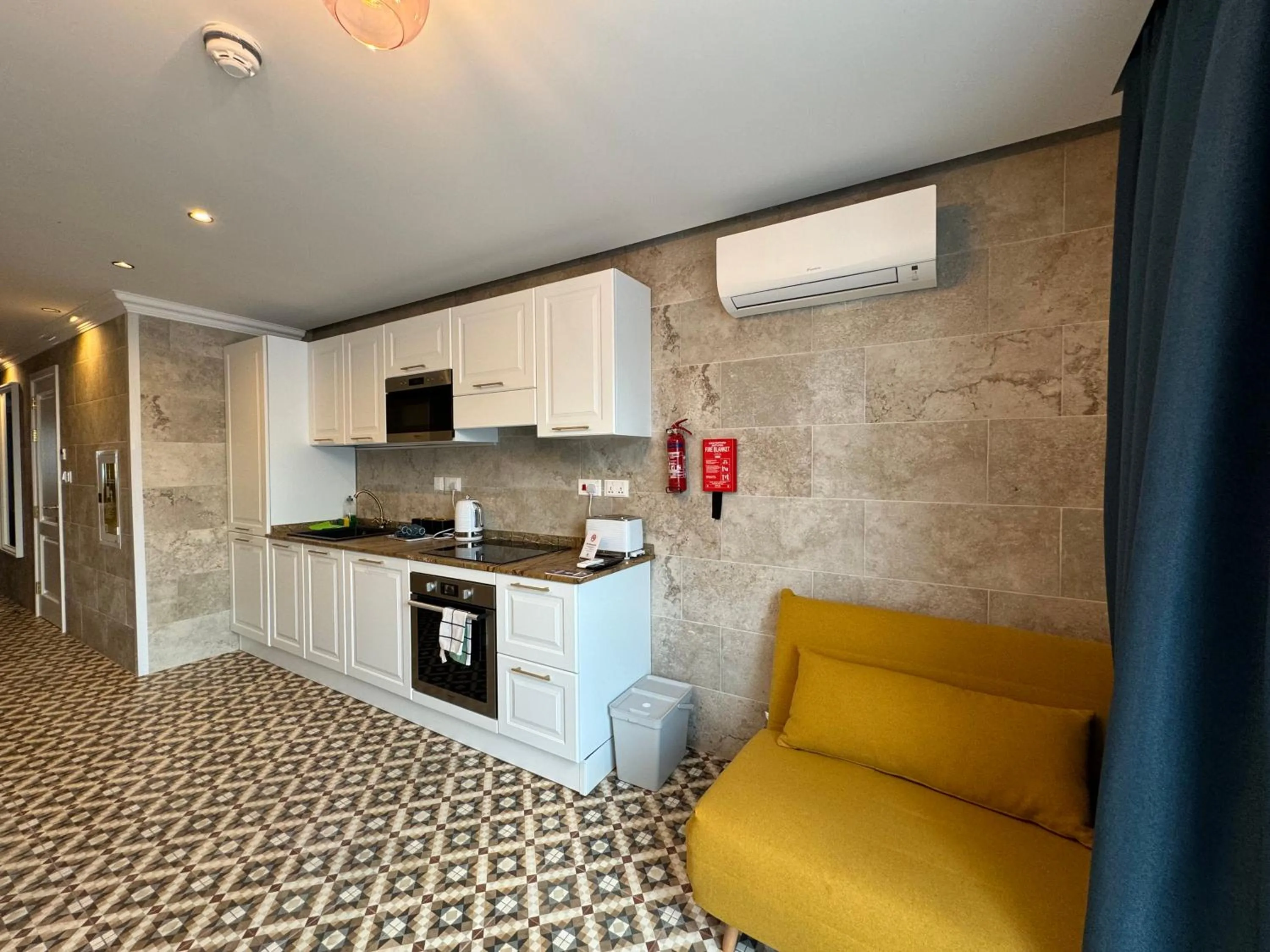 Kitchen or kitchenette in Balcony Hotel