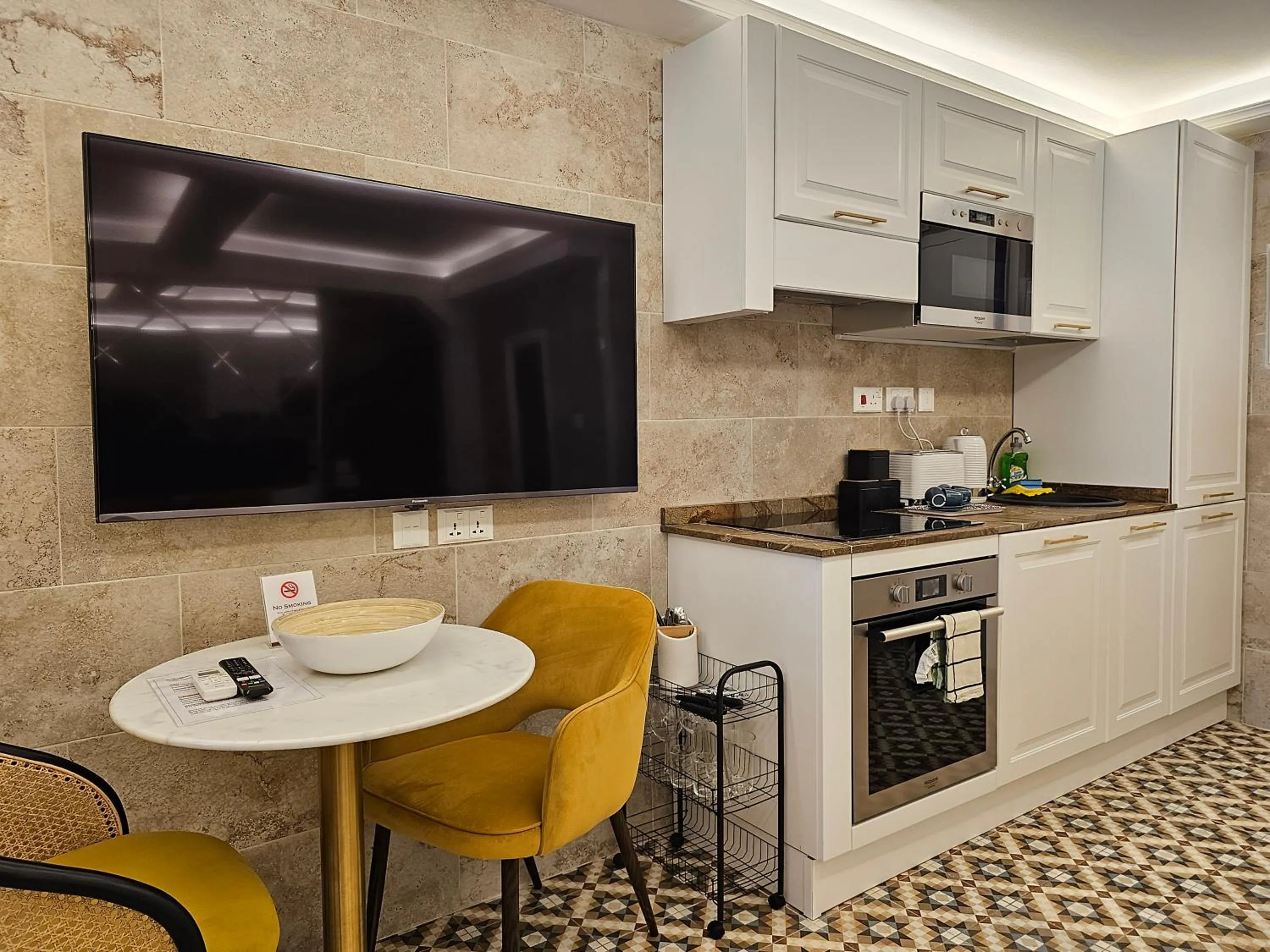 TV and multimedia in Balcony Hotel