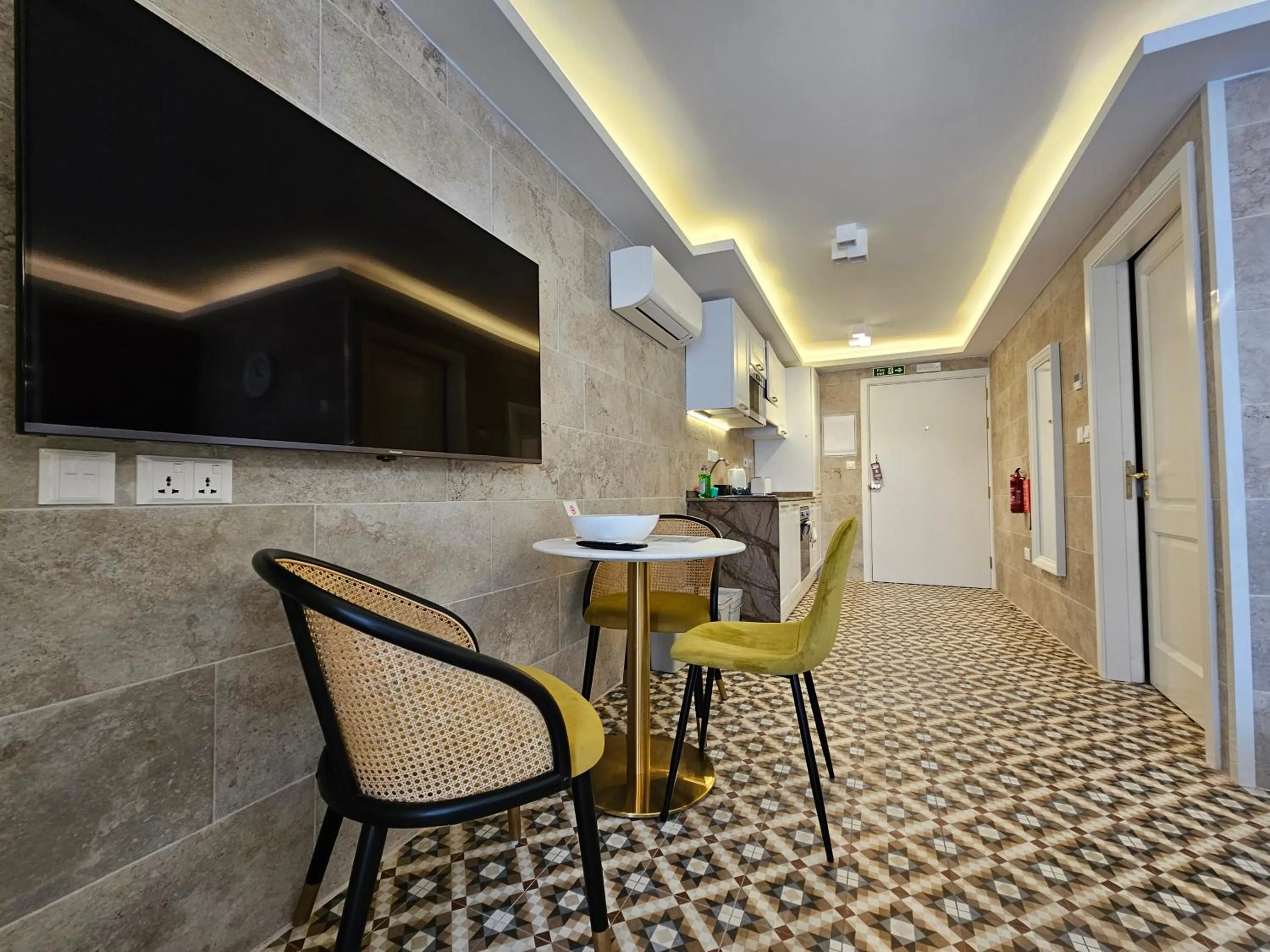 TV and multimedia in Balcony Hotel