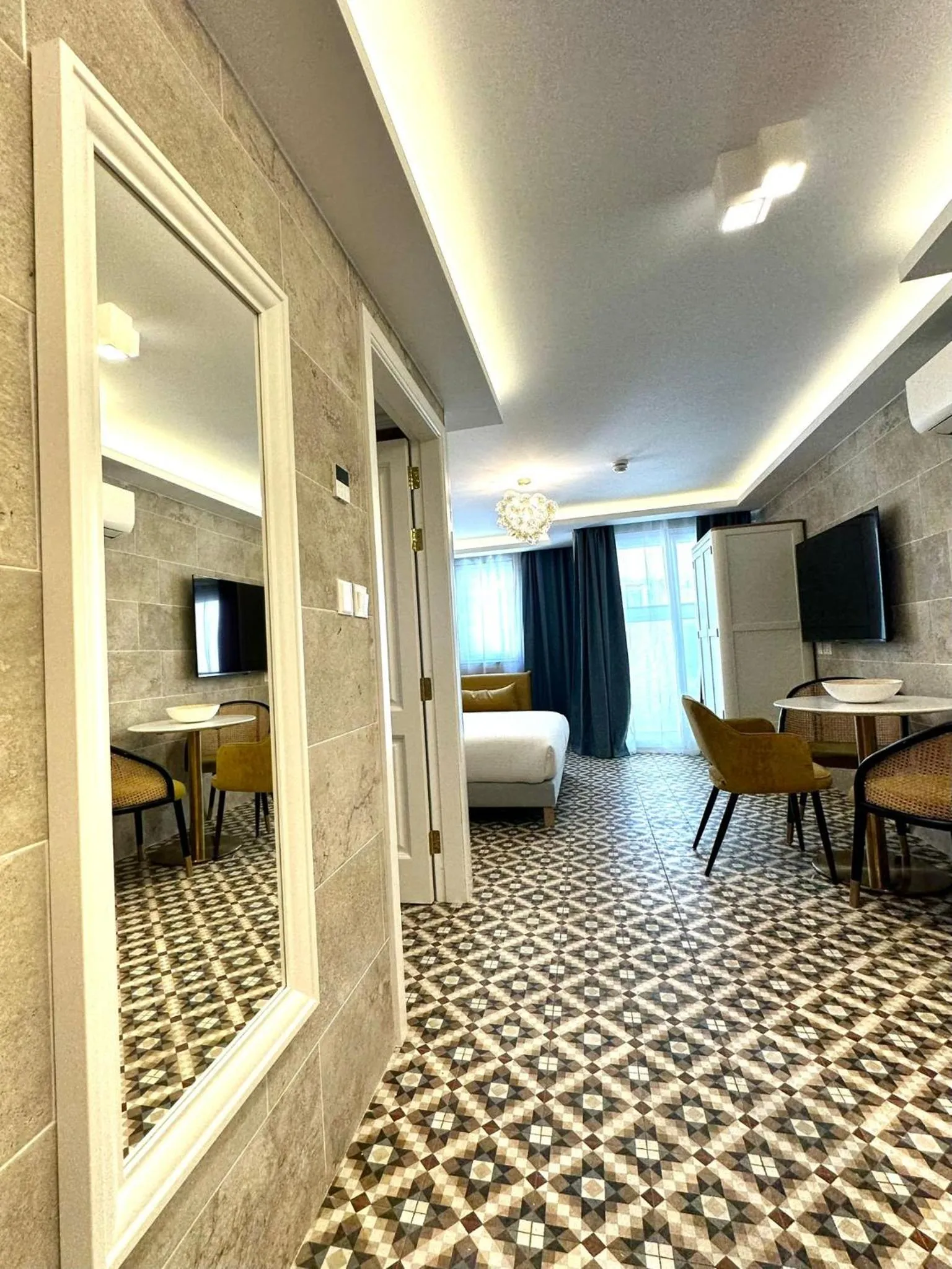 TV and multimedia, Bed in Balcony Hotel