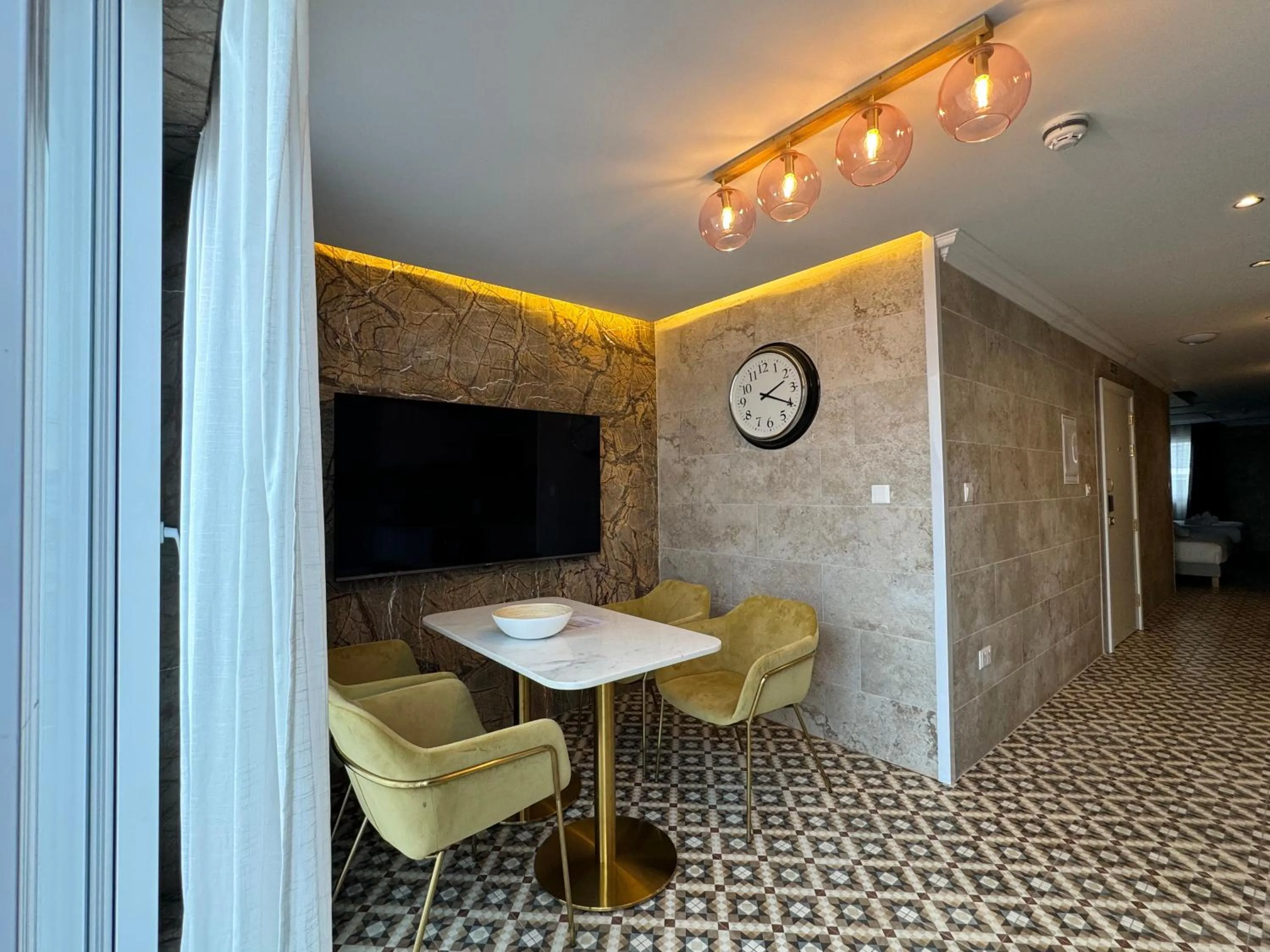 TV and multimedia in Balcony Hotel