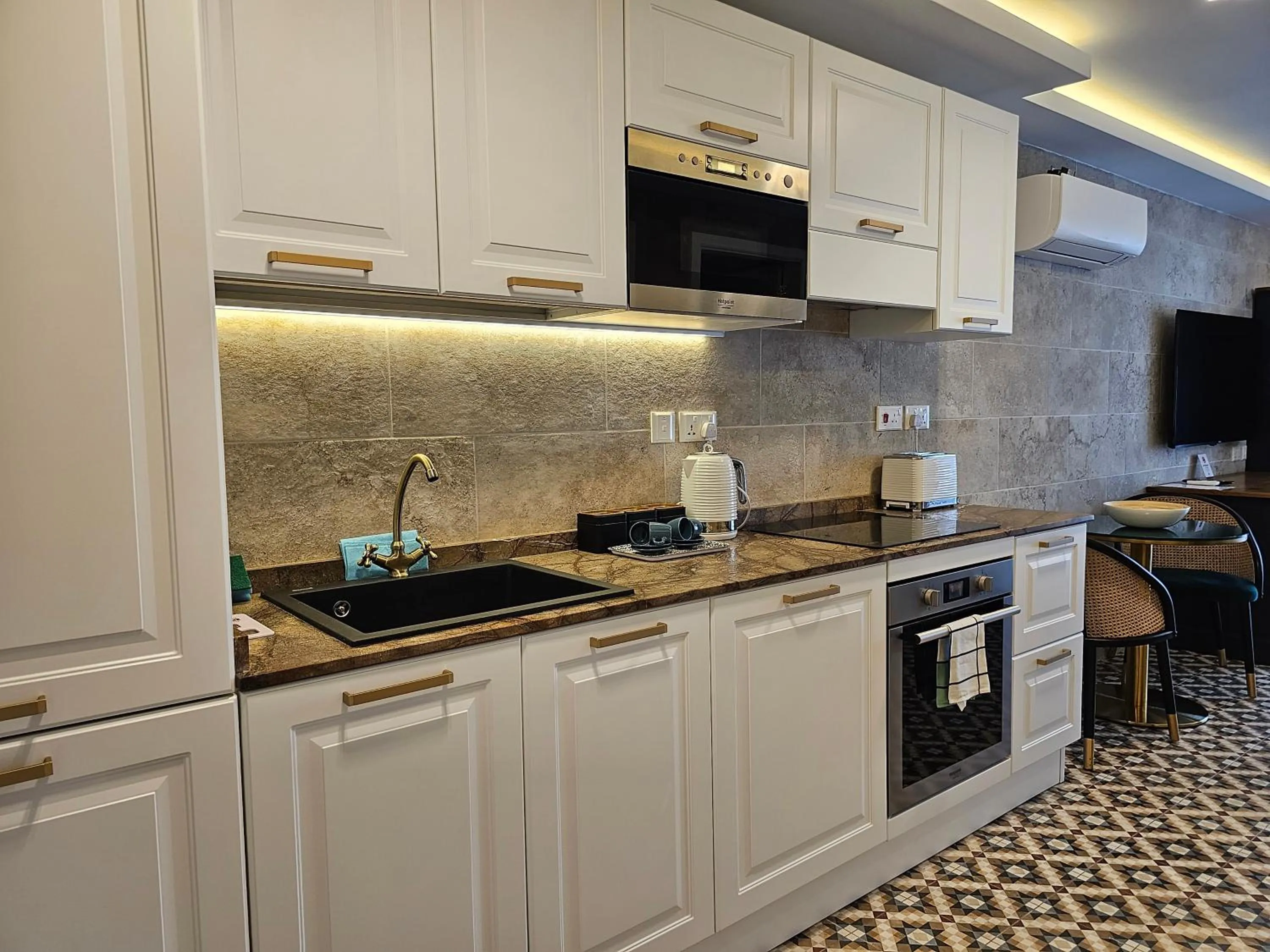 Coffee/tea facilities in Balcony Hotel