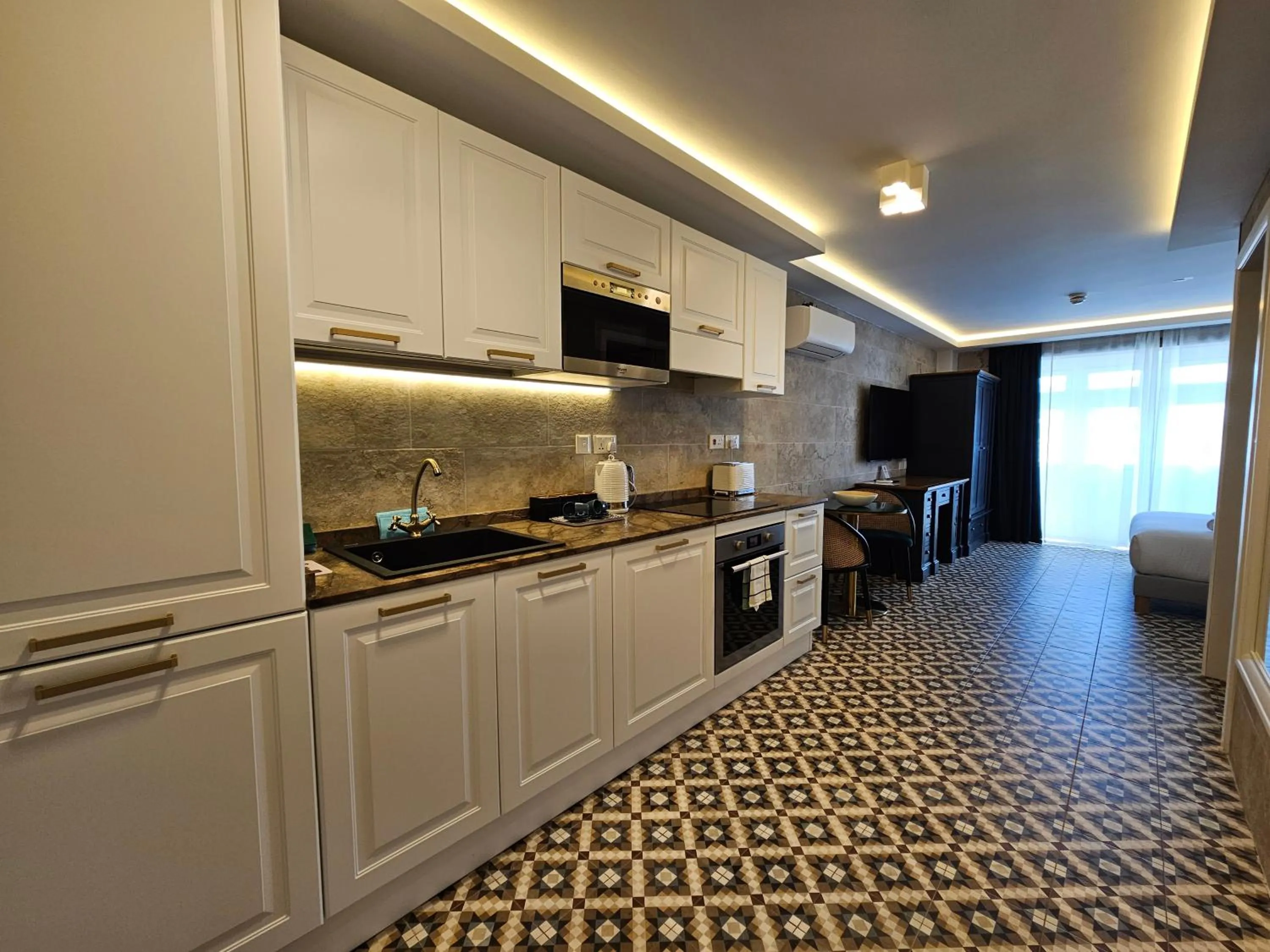 Kitchen or kitchenette in Balcony Hotel