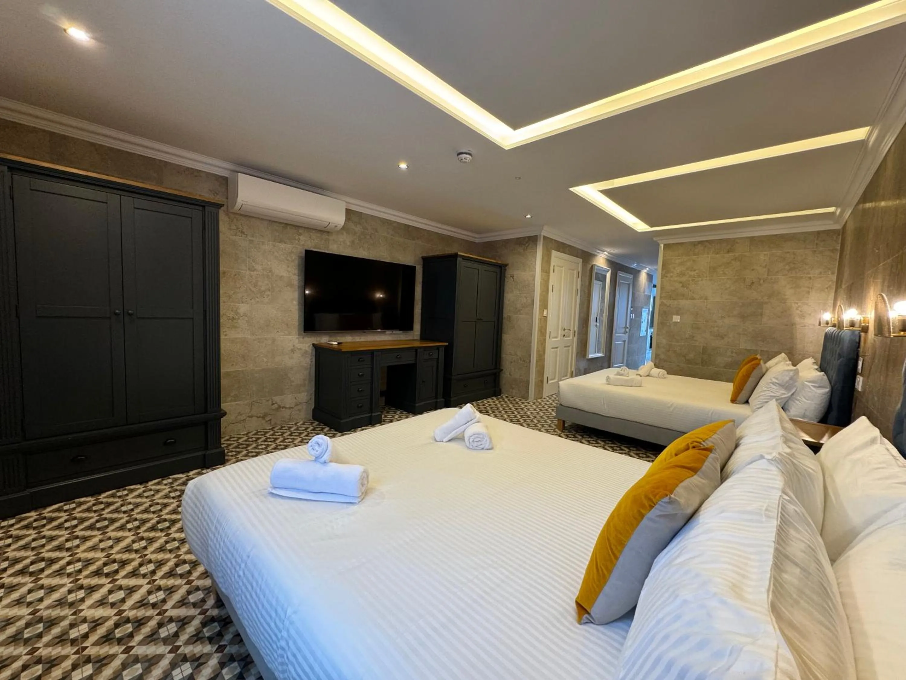 TV and multimedia, Bed in Balcony Hotel