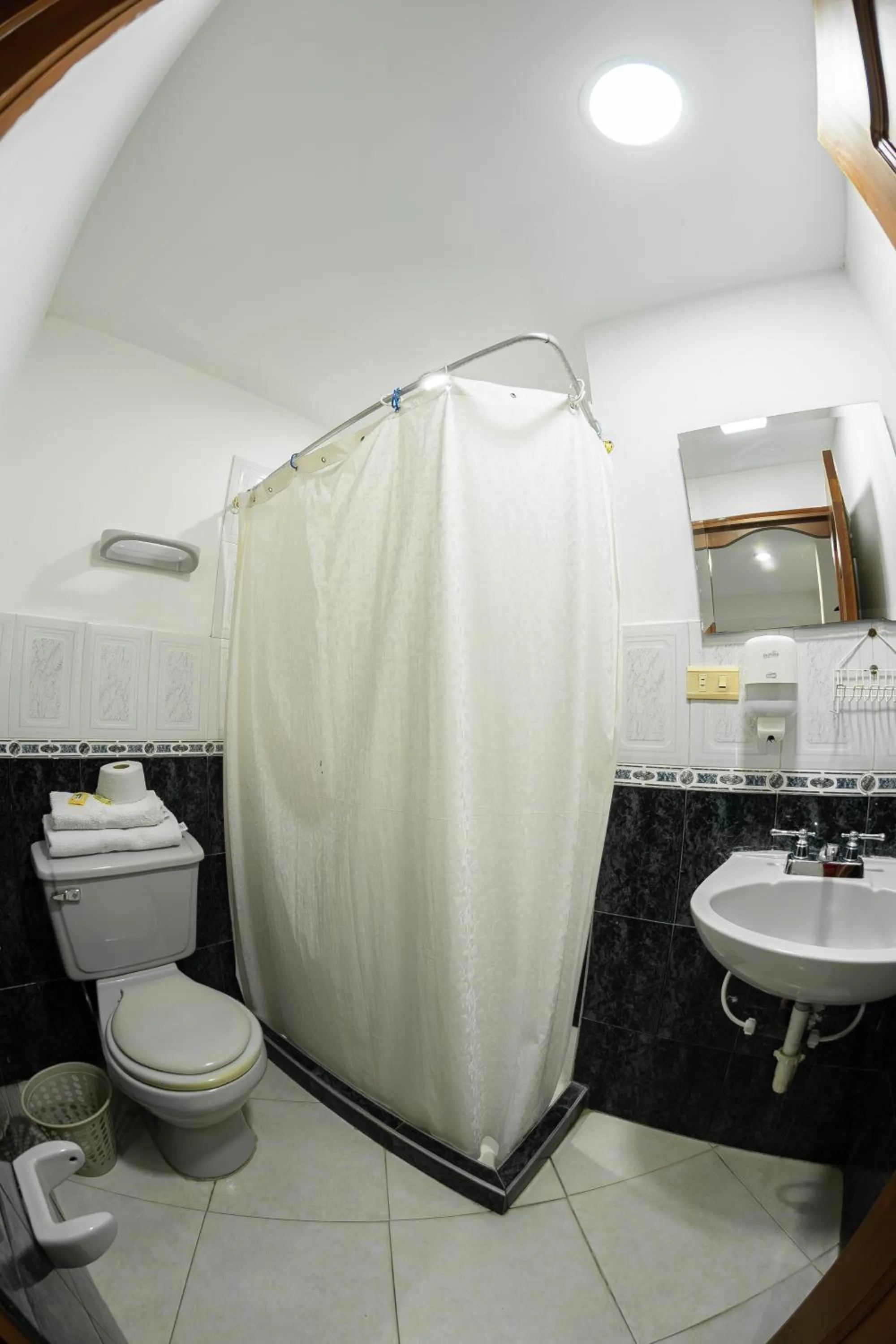 Toilet in Hotel Santander Plaza