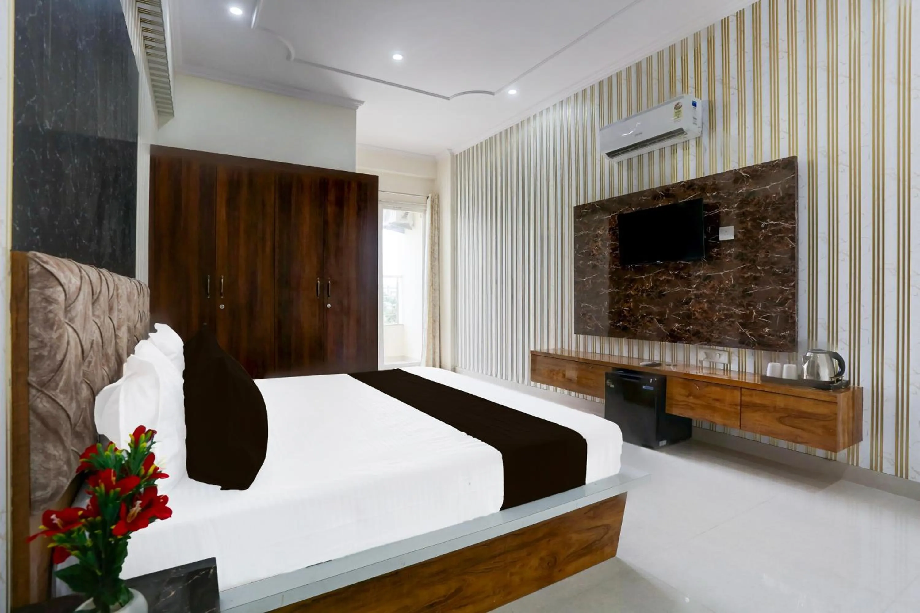 Bedroom, Bed in Hotel O BGM