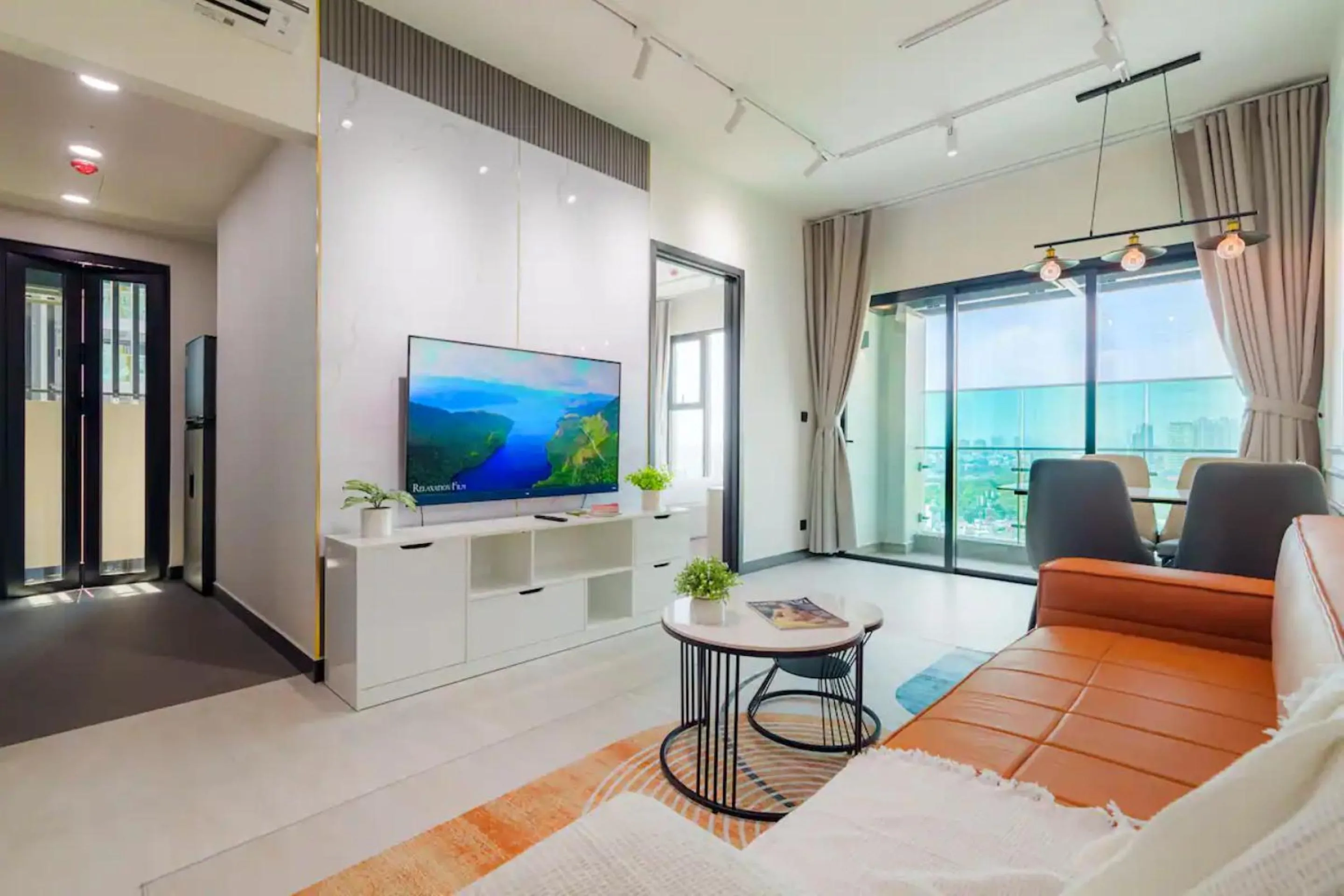 Communal lounge/ TV room in Imperial De La SoL District 4