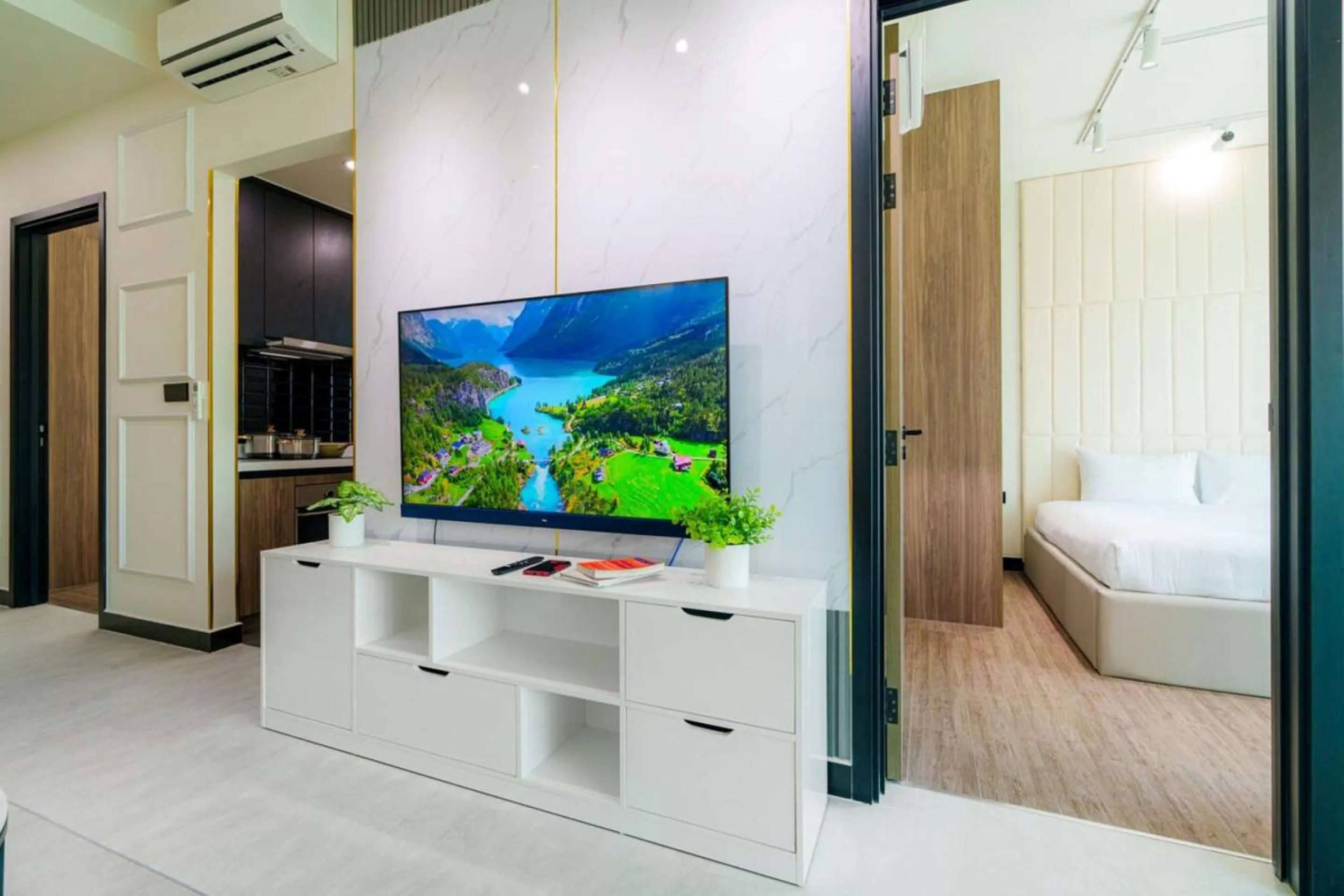 Communal lounge/ TV room in Imperial De La SoL District 4